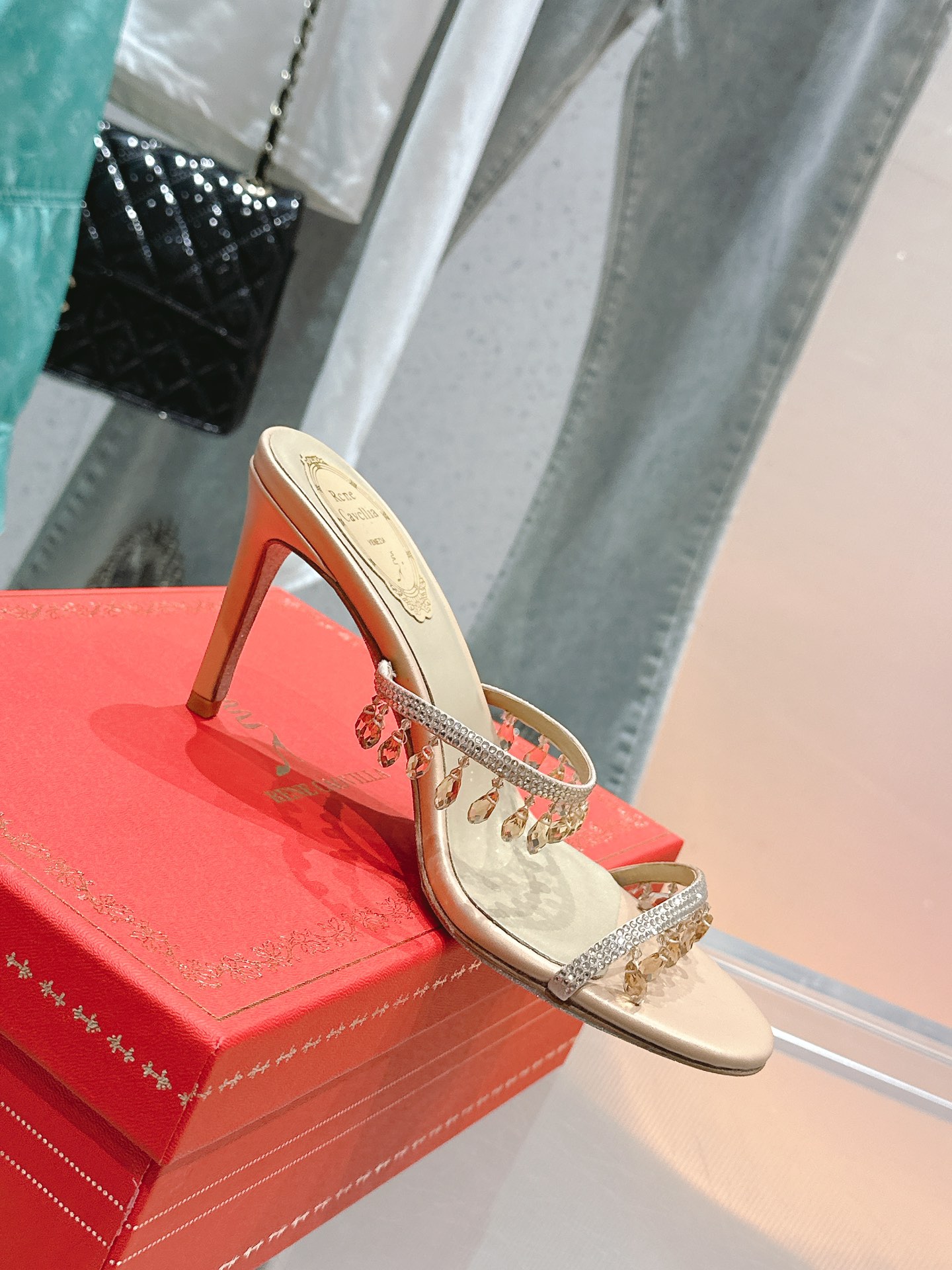 NO:264252,Renee Jovira is super popular fairy crystal sandals in spring and summer. [Crystal Pendant] new series, original replica #top version, celebrity internet celebrity bloggers are passionately interpreted, fashionable and elegant, thousands of rhinestones are neatly arranged. The double row of diamonds makes them look white and slim, and the heavy industry exquisite diamonds are arranged, super shiny!  Original custom-made silk   Crio crystal diamond, imported sheepskin inner lining footrest, high sole, high density, Italian imported leather outsole, heel height 8.5cm Size: 35-41 [40/41 customized], high heels, sandals, rene caovilla, sandals, high heels, sheepskin, real silk, Leather soles19860909芮妮.乔薇拉 春夏超火爆仙女水晶凉鞋.[水晶吊坠]新系列,原版复刻#顶级版本,明星网红博主倾情演绎,时尚优雅气质 ,上千颗水钻整齐排列在一起.双行排钻面,显白显瘦,重工精致排钻,超闪亮！ 原版定制级真丝 克里奥水晶钻 内里进口羊皮内里垫脚 大底高密度意大利进口真皮大底 跟高8.5cm  Size:35-41 [40/41订做],高跟鞋凉鞋,rene caovilla,sandals,high heels,sheepskin,real silk,Leather soles,Women's Shoes