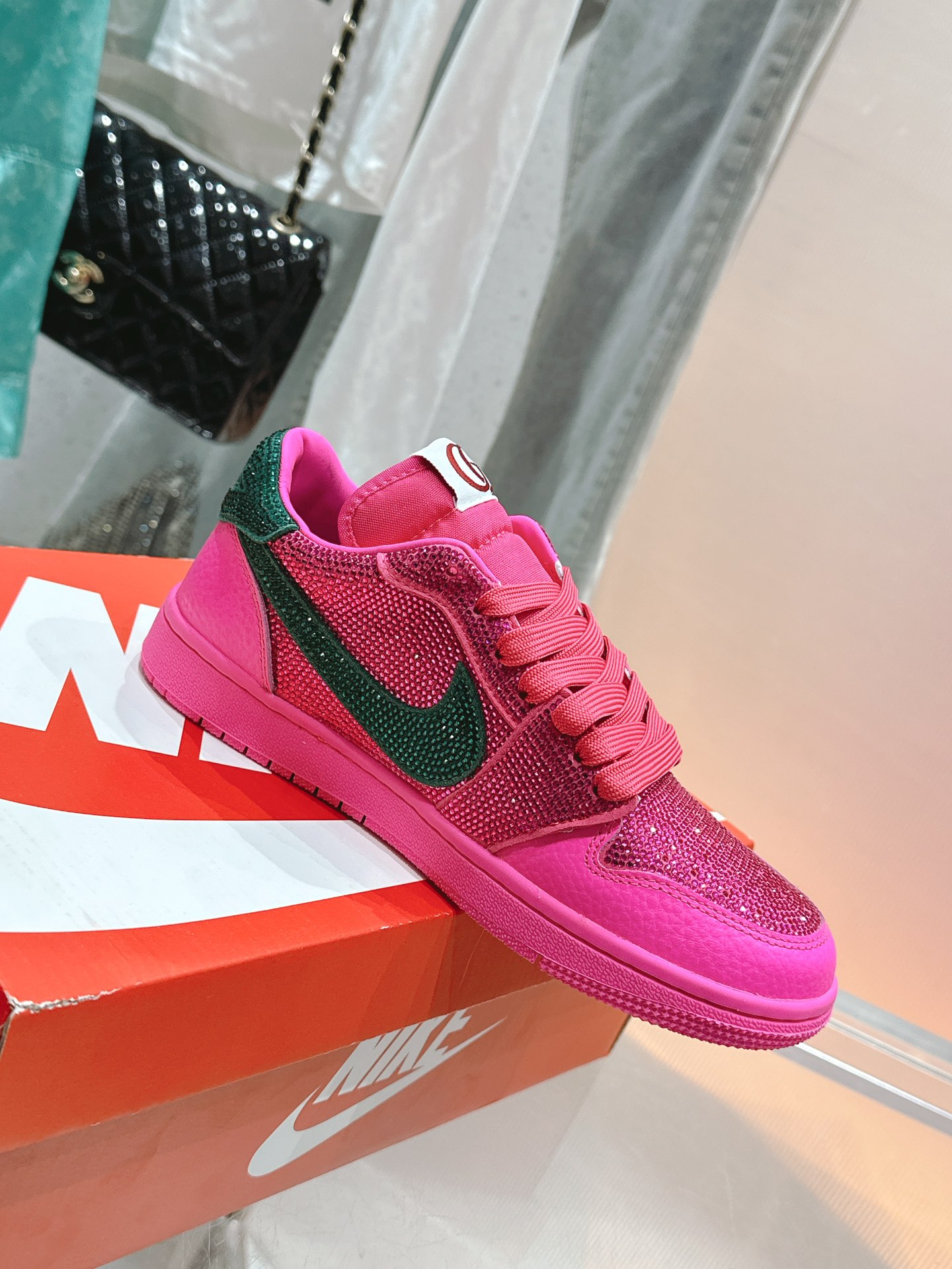 NO:264236,New product series | Star casual sneakers This pair of rhinestones is always loved by trendy enthusiasts. The entire shoe body is densely packed with small rhinestones covering the entire upper, shining under the light, presenting an extremely dazzling visual effect, reflecting dazzling light, which is really eye-catching. It is definitely a nightclub killer, trendy people explode on the street, cool, decisive~ - MATERIAL Material - Original custom fabric   inlaid with super flashing rhinestones Original custom breathable mesh Original injection molding integrated insole Original open mold wear-resistant raw rubber outsole size women's model 35-42 [40.41.42 custom] size men's model 39-46 [45.46 custom], casual shoes/sports shoes, sneakers19860909新品系列｜满天星休闲球鞋 这双布满水钻的球鞋一直深受潮流爱好者的喜爱 整个鞋身密密麻麻的小水钻布满了整个鞋面,在灯光照耀下闪闪发亮,呈现出极为眩目的视觉效果 折射出耀眼的光芒,实在是太吸引眼球了 绝对堪称夜店的大杀器潮人炸街 炫酷 决绝子～ - MATERIAL 材质 - 原版定制面料 镶烫超闪水钻 原版定制透气网布 原版注塑成型一体鞋垫 原版开模耐磨生胶大底 size女款35-42 [40.41.42定制] size男款39-46 [45.46定制],休闲鞋/运动鞋,sneakers,Women's Shoes