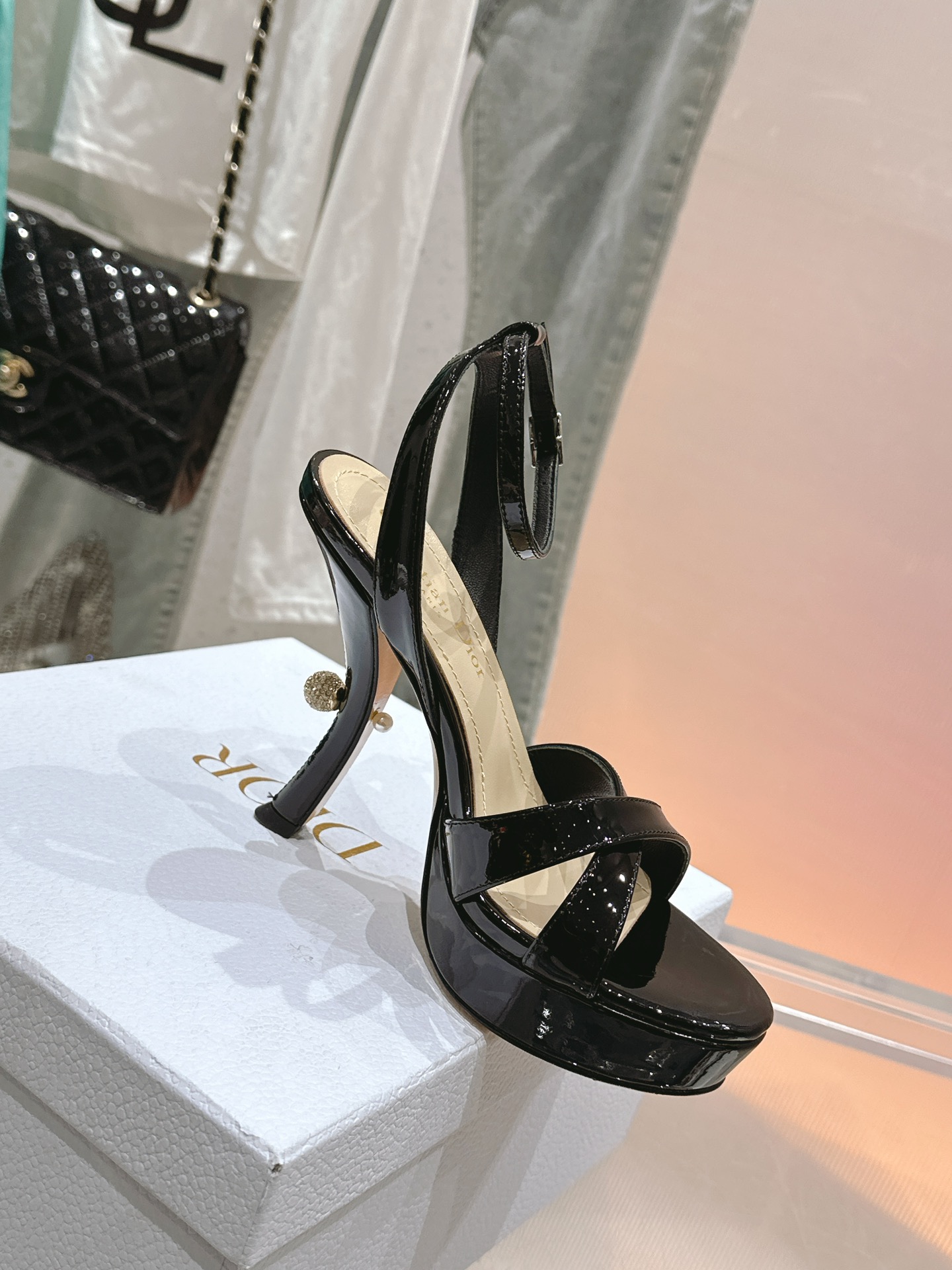 NO:264241,Classic catwalk series Hentiangao waterproof platform nail drill heel sandals. It looks quite simple style, but it is inexplicably high-end on the feet. It is very sexy and allows you to easily match it. It shows all kinds of styles. The upper is made of ox patent leather/silk. The inner tiptoe mixed-bred sheepskin. The original leather sole imported from Italy. Water platform 2.5cm. Heel height 11cm. Size35-42 [40.41.42 customized], high heels, sandals, high heels, sheepskin, real silk.19860909经典走秀系列 恨天高防水台钉钻跟凉鞋 看起来蛮简单的款式 但上脚就莫名很高阶 非常性感 让你轻松搭配尽显各种风格 鞋面采用牛漆皮/真丝 内里踮脚混种羊皮 意大利进口原版真皮底 水台2.5cm 跟高11cm Size35-42 [40.41.42定制],高跟鞋凉鞋,sandals,high heels,sheepskin,real silk,Women's Shoes