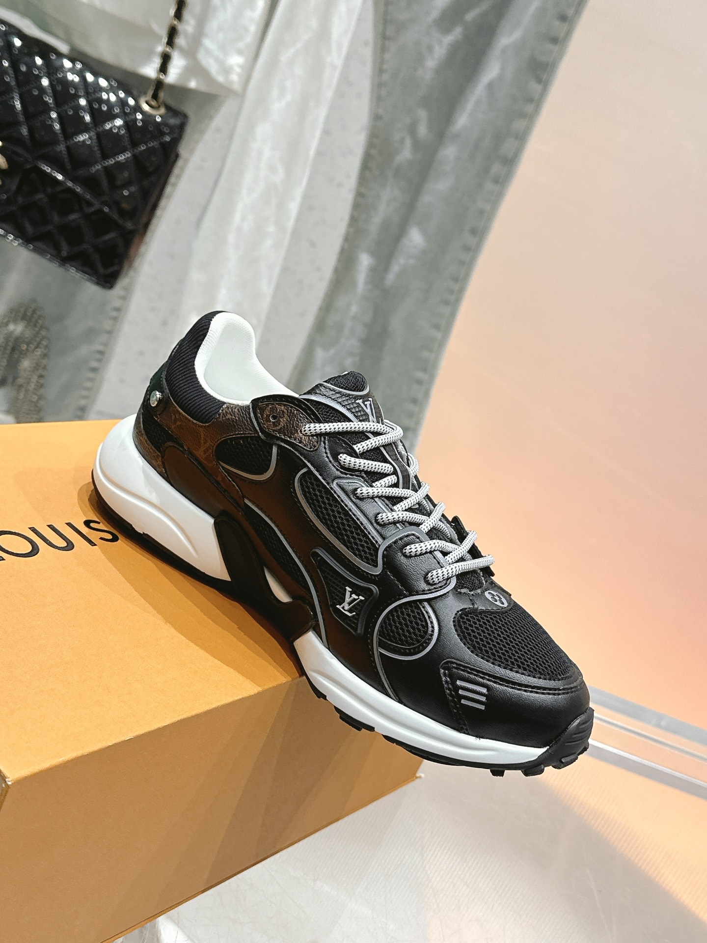 NO:264228,Top couples, donkey brand, the latest Olympia series, silver horn king, casual sports running shoes. This LV Olympia sneakers combine mesh fabrics with metal texture synthetic leather and other technological fabrics, reinterpreting the classic running shoes design with neat and simple design. Light EVA outsole makes for a comfortable and flexible wearing experience. Monogram embossed and LV letters and other rich details establish recognition. Delivery counter exquisite packaging Original imported technology fabric   mesh Original customized breathable mesh Original open mold rubber foam material Sole thickness 3.5CM 35-45 [Female 40.41/Men 45 Custom], casual shoes/sneakers, louis vuitton, louis vuitton, alexander wang, sneakers19860909顶级情侣款 驴牌 最新Olympia系列 银角大王 休闲运动跑鞋. 本款LV Olympia运动鞋融合网格面料与金属质感合成皮革等科技面料,以利落简约设计重绎经典跑鞋设计.轻盈 EVA 外底成就舒弹穿着体验.Monogram 压纹与 LV 字母等丰富细节树立辨识度. 配送专柜精美包装 原版进口科技面料 网面 原版定制透气网里 原版开模橡胶发泡材质 底厚3.5CM 35-45 [女40.41/男45定制],休闲鞋/运动鞋,louis vuitton,louis vuitton,alexander wang,sneakers,Women's Shoes