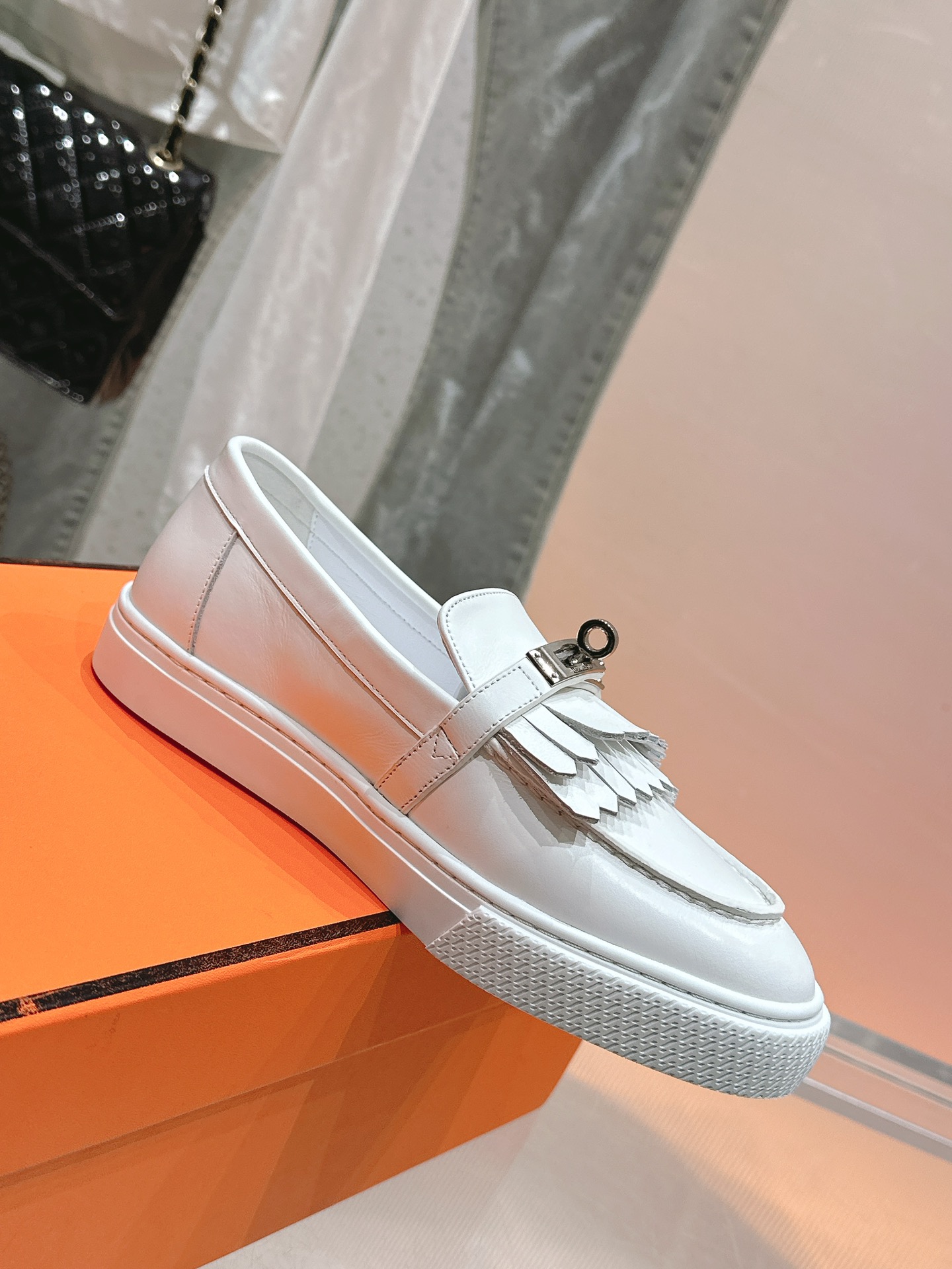 NO:264262,Women's/Men's Couple Model H's latest classic white shoes!  The lasted boots   British retro design, classic and beautiful!  The original inverted mold last is the ultimate 1:1 shape, and imported high-end fabrics show a delicate texture!  Customized A-level high-definition private mold bottom with luxurious packaging!  Top 35-44 [Can be determined for women 40.41/men 45], loafers, loafers, boots19860909女款/男款 情侣款H家最新经典小白鞋！经楦靴型 英伦复古设计,经典耐看！原版倒模楦型,极致1:1形体,进口高端面料呈现出精致质感！ 开模定制A级高密私模大底,奢华包装！ 顶级35-44 [可定女40.41/男45],乐福鞋,loafers,boots,Women's Shoes