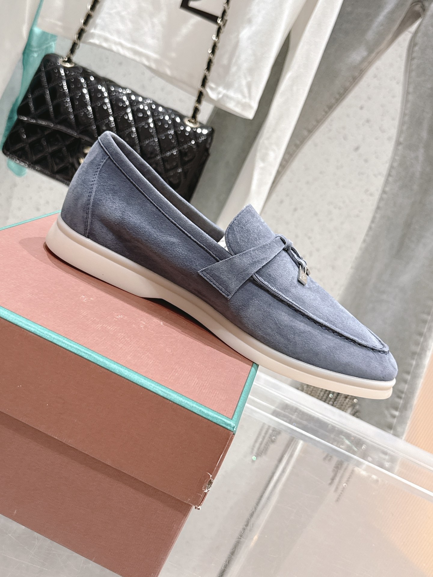 NO:721696,/NUO Youpian Wannian classic couple loafers, simple and fashionable, super comfortable on the feet, super versatile!  1. The upper is made of unique knitted fabric technology, and the counter process is fully restored. The midsole is made of full cowhide leather. The original purchase is used to develop the top purchasing quality!  2 Original suede upper, high-end, lining sheepskin19860909/诺悠翩 万年经典情侣乐福鞋 简约时尚 脚感超级舒适 超级百搭款！ 1 鞋面采用独特针织面料制作工艺,全方位复原专柜工艺流程,中底部位全牛皮拉帮工艺 原版购入开发顶级代购品质！ 2 鞋面原版麂皮,高级上档次 内里羊皮X牛皮垫脚,舒适透气 ZP开模组合吸模工艺大底 轻便耐磨 对版对色. 3 女码35-42 [40.41.42定做] 男码39-45 [45定做],休闲鞋/运动鞋,loafers,sneakers,cowhide,sheepskin,chamois leather,Women's Shoes