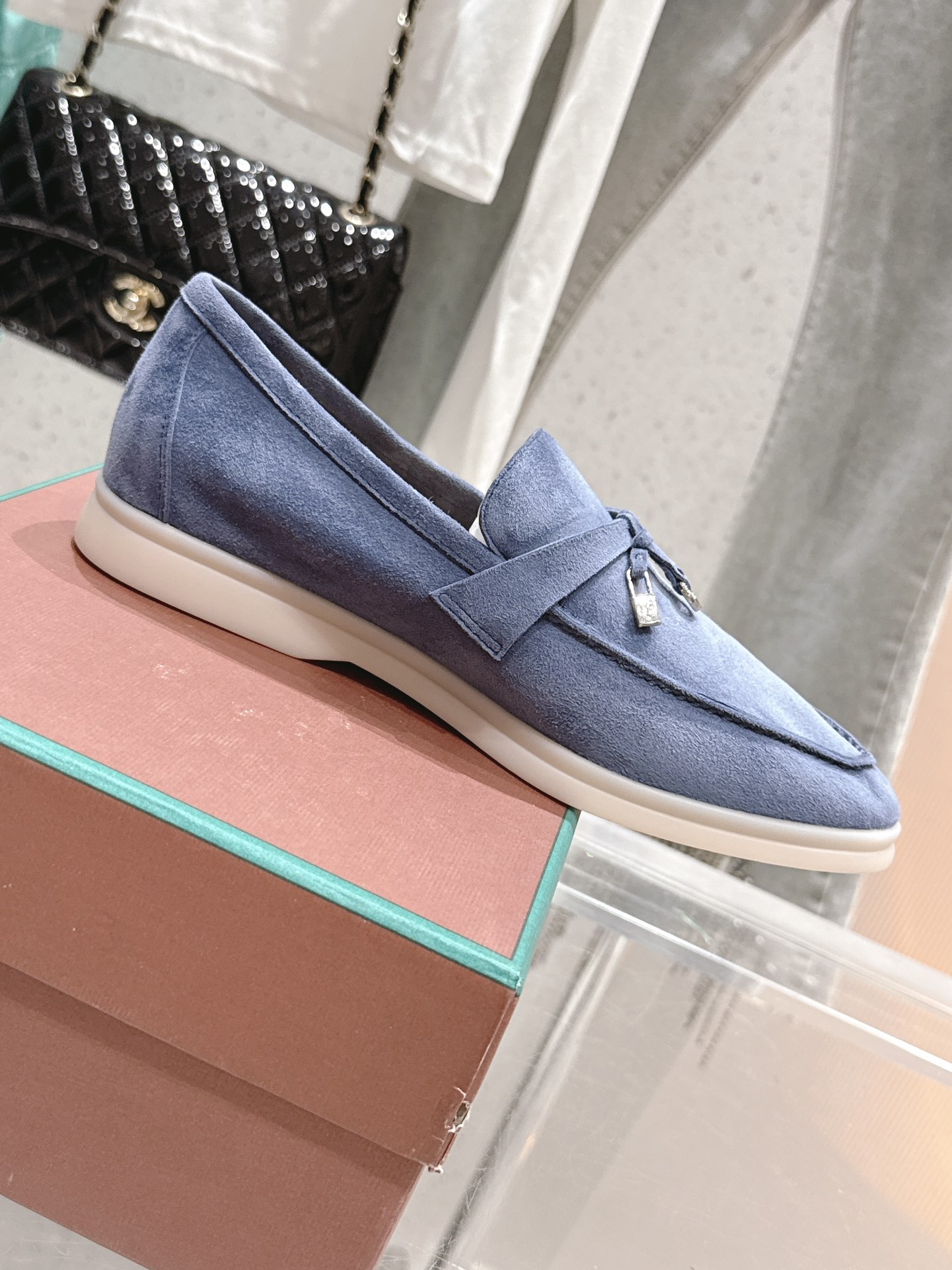 NO:462853,/Nuoyoupian, a classic loafer, simple and fashionable, super comfortable footwear, shoes that can take 20,000 steps a day, super versatile!  1 The upper adopts a unique knitted fabric production process, comprehensively restores the counter process flow, and the full cowhide pulling technology at the middle bottom. The original version is purchased and developed to develop top-level purchasing quality!  2 original suede upper, high-end grade, inner sheepskin X cowhide foot pad, comfortable and breathable, ZP mold opening combination mold absorption process outsole, lightweight and wear-resistant, paired version and color. 3 Women's size 35-39 [40 41 custom] Men's size 39-45 [45 custom], loafers, loafers, cowhide, sheepskin, chamois leather19860909/诺悠翩 万年经典款乐福鞋 简约时尚 脚感超级舒适 一天可以暴走两万步的鞋子 超级百搭款！ 1 鞋面采用独特针织面料制作工艺,全方位复原专柜工艺流程,中底部位全牛皮拉帮工艺 原版购入开发顶级代购品质！ 2 鞋面原版麂皮,高级上档次 内里羊皮X牛皮垫脚,舒适透气 ZP开模组合吸模工艺大底 轻便耐磨 对版对色. 3 女码35-39 [40 41定做] 男码39-45 [45定做],乐福鞋,loafers,cowhide,sheepskin,chamois leather,Women's Shoes