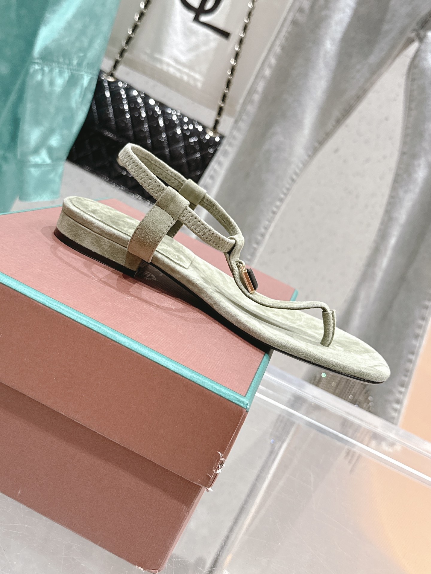 NO:437724,Top quality, latest counter, 2025 spring and summer new classic hot products, lp purchasing grade, British foot slippers and sandals. Selected high-quality sheep velvet material, Italian original leather outsole, size 35-41 [40.41 custom], slippers, loro piano, sandals, slippers, sheep, Leather soles19860909顶级品质 专柜最新 2025春夏季新款经典爆款出品lp代购级 英伦夹脚拖鞋凉鞋. 精选优质羊猄绒材料 意大利原版真皮大底 尺码35-41 [40.41定做],拖鞋,loro piana,sandals,slippers,sheep,Leather soles,Women's Shoes