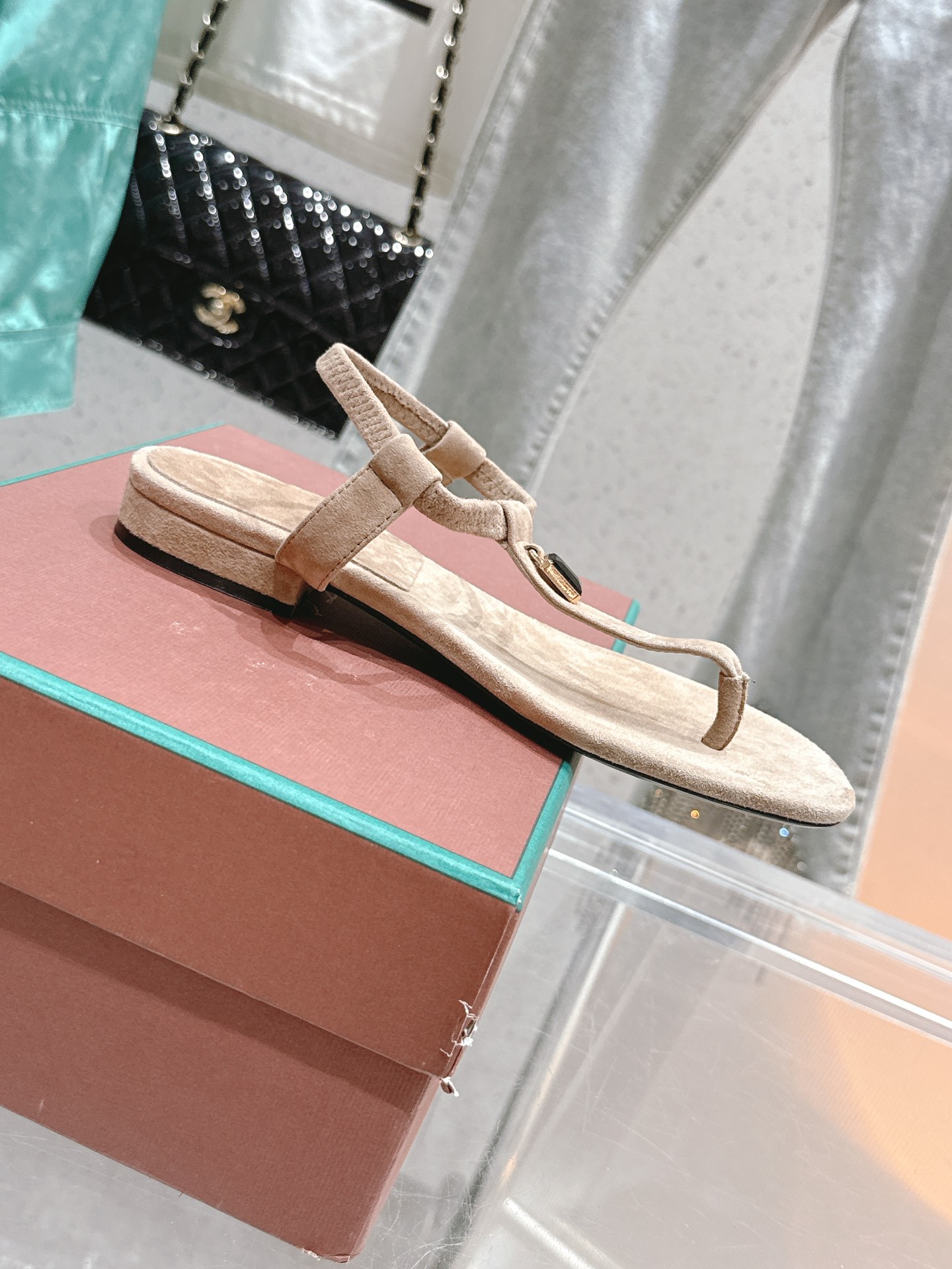 NO:437732,Top quality, latest counter, 2025 spring and summer new classic hot products, lp purchasing grade, British foot slippers and sandals. Selected high-quality sheep velvet material, Italian original leather outsole, size 35-41 [40.41 custom], slippers, loro piano, sandals, slippers, sheep, Leather soles19860909顶级品质 专柜最新 2025春夏季新款经典爆款出品lp代购级 英伦夹脚拖鞋凉鞋. 精选优质羊猄绒材料 意大利原版真皮大底 尺码35-41 [40.41定做],拖鞋,loro piana,sandals,slippers,sheep,Leather soles,Women's Shoes