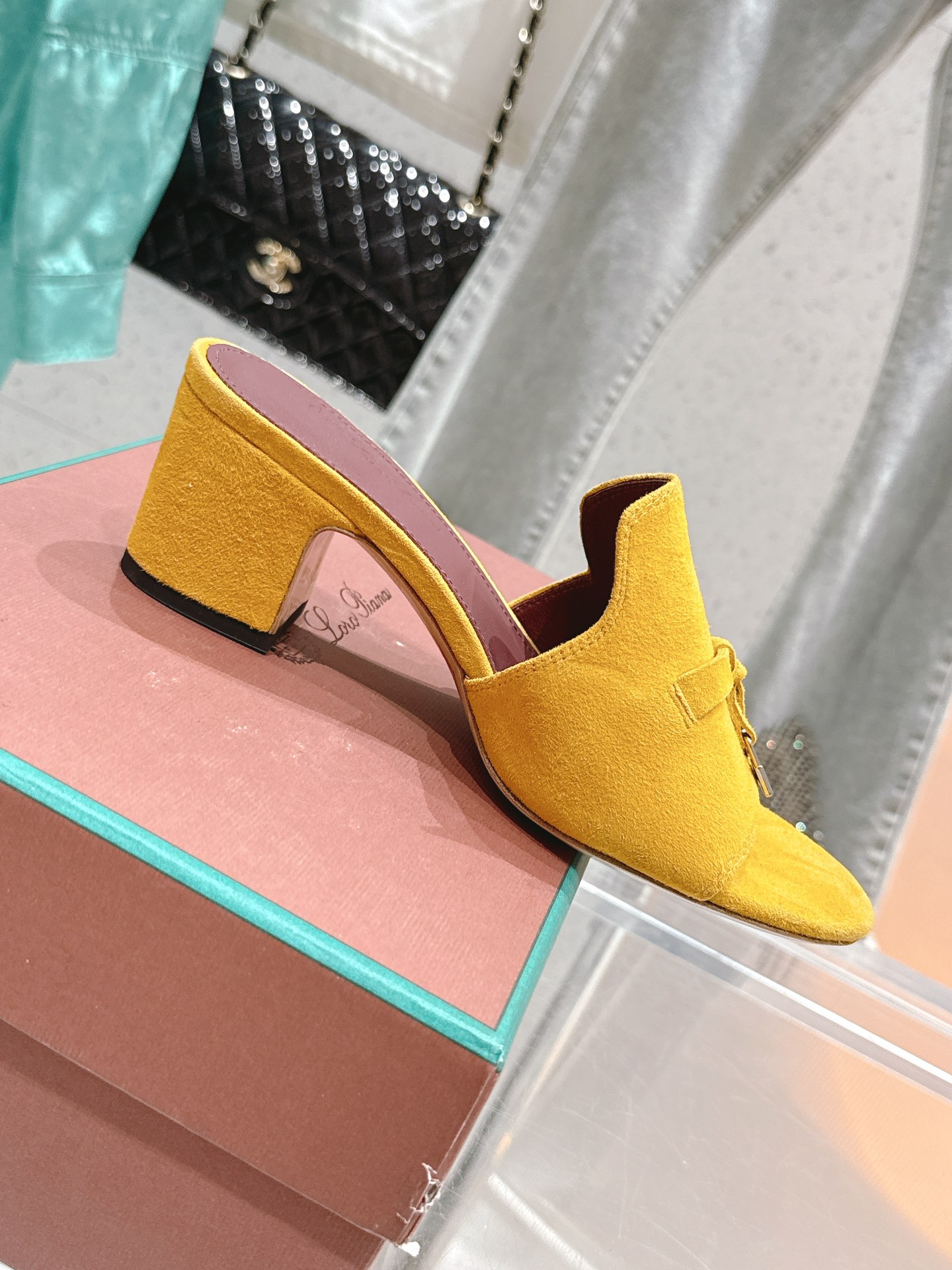 NO:437718,/Nuoyoupian, Wannian classic slippers, simple and fashionable, super comfortable foot feeling, shoes that can take 20,000 steps a day, super versatile!  1 The upper adopts a unique knitted fabric production process, comprehensively restores the counter process flow, and the full cowhide pulling technology at the middle bottom. The original version is purchased and developed to develop the highest quality purchasing agent!  2 original upper sheep skin, high-end grade double-layer sheepskin X silk sheepskin footbed, comfortable and breathable ZP open mold original genuine leather sole lightweight and wear-resistant, paired version and color. 3 Size 35-42 [40.41 Custom made], slippers, slippers, cowhide, sheep19860909/诺悠翩 万年经典拖鞋 简约时尚 脚感超级舒适 一天可以暴走两万步的鞋子 超级百搭款！ 1 鞋面采用独特针织面料制作工艺,全方位复原专柜工艺流程,中底部位全牛皮拉帮工艺 原版购入开发顶级代购最高品质！ 2 鞋面原版羊猄皮,高级上档次 内里双层羊皮X丝绸羊皮垫脚,舒适透气 ZP开模原版真皮底 轻便耐磨 对版对色. 3 尺码35-42 [40.41定做],拖鞋,slippers,cowhide,sheepskin,sheep,Women's Shoes