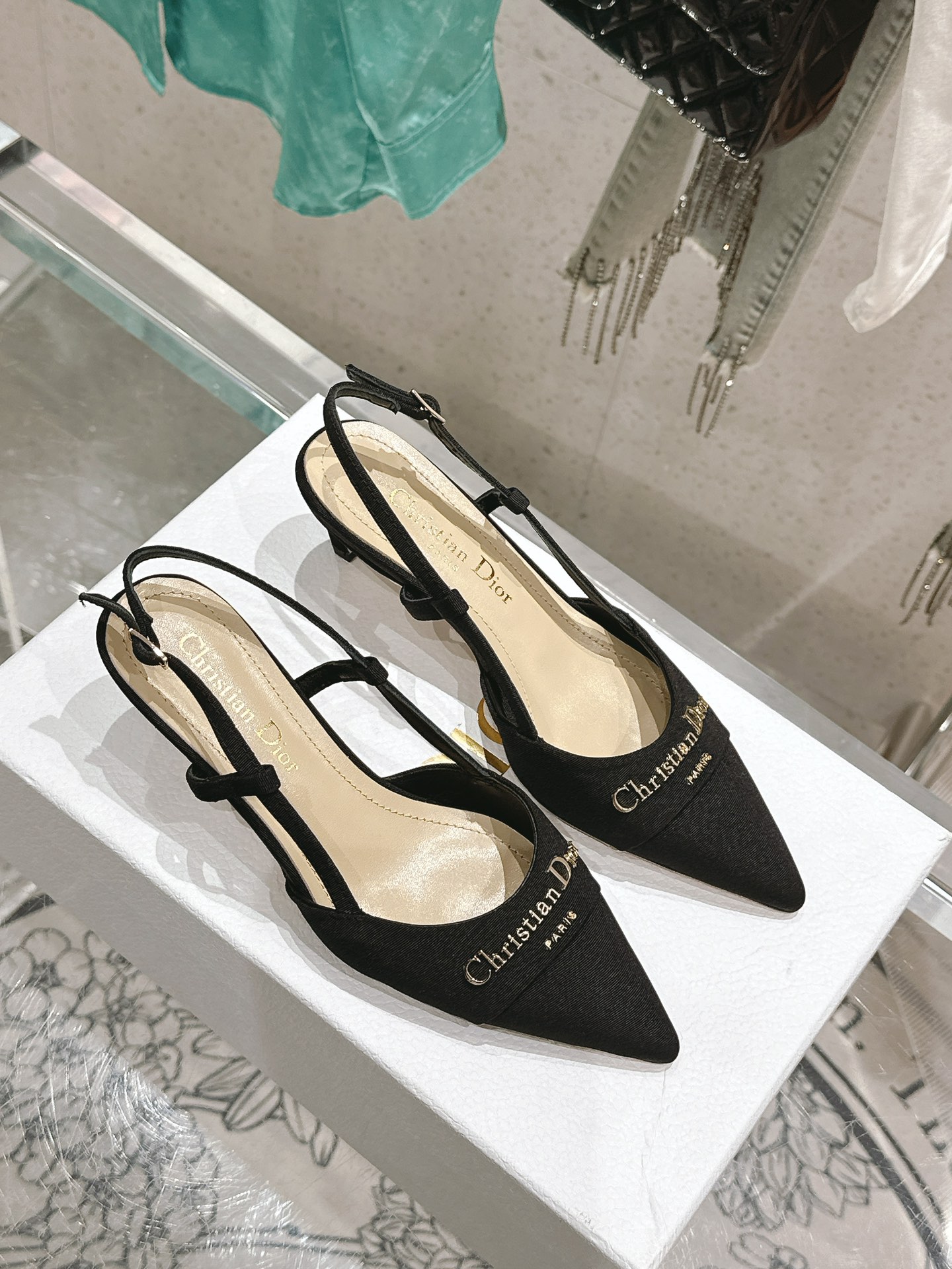 NO:264235,Dior's new Mary Jane, letter logo empty slim heel sandals, upper original fabric material, inner foot pads are all sheepskin, Italian original genuine leather sole, heel height 5.5cm, size 35-42 [40.41.42 customized], sandals, dior, sandals, mary jane, sheepskin19860909迪奥新品玛丽珍 字母logo后空细跟凉鞋 鞋面原版布艺材料 内里垫脚均为羊皮 意大利原版真皮底 跟高5.5cm 码数35-42 [40.41.42定制],凉鞋单鞋,dior,sandals,mary jane,sheepskin,Women's Shoes