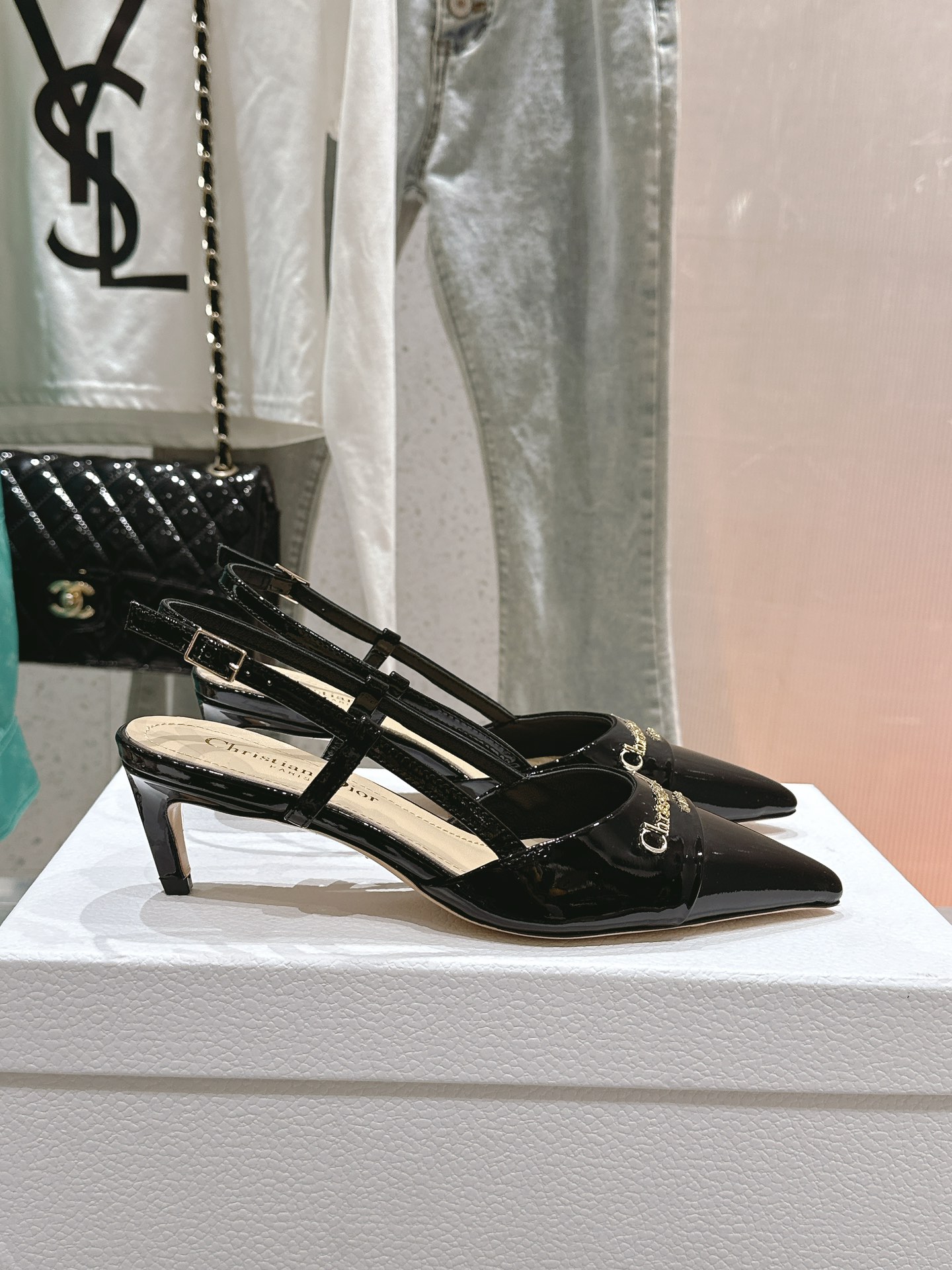 NO:264237,Dior's new Mary Jane, letter logo empty slim heel sandals, upper original ox patent leather material, inner foot pads are all sheepskin Italian original genuine leather sole, heel height 5.5cm, size 35-42 [40.41.42 customized], sandals, dior, sandals, mary jane, sheepskin19860909迪奥新品玛丽珍 字母logo后空细跟凉鞋 鞋面原版牛漆皮材料 内里垫脚均为羊皮 意大利原版真皮底 跟高5.5cm 码数35-42 [40.41.42定制],凉鞋单鞋,dior,sandals,mary jane,sheepskin,Women's Shoes