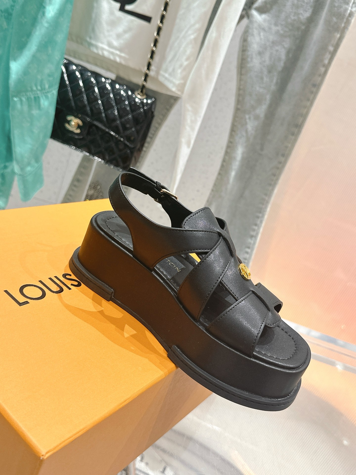 NO:260920,Donkey brand new Maya series square toe buckle one-strip sandals. This Maya Flatform sandals are made of smooth cowhide leather and denim, allowing wide laces to shuttle between the leather tongue, and then inject the brand essence with the metal LV Circle logo. The light leather thick sole perfect and elegant style. Fabric: original patent leather/denim lining: original sheepskin sole: original combination sole Thickness: 5cm Size: 35-41 [40.41 custom], sandals, christian louboutin, louis vuitton, louis vuitton, tom ford, sandals, cowhide, sheepskin19860909驴牌新款Maya系列方头搭扣一字带凉鞋. 本款 Maya Flatform 凉鞋选用光滑牛皮革,牛仔布 令宽幅鞋带穿梭于皮革鞋舌之间,再以金属 LV Circle 标识注入品牌底蕴.轻盈皮革厚底完善雅致风范. 面料: 原版漆皮/牛仔布 内里: 原版羊皮 鞋底: 原版组合底 底厚: 5cm Size: 35-41 [40.41定做],凉鞋,christian louboutin,louis vuitton,louis vuitton,tom ford,sandals,cowhide,sheepskin,Women's Shoes