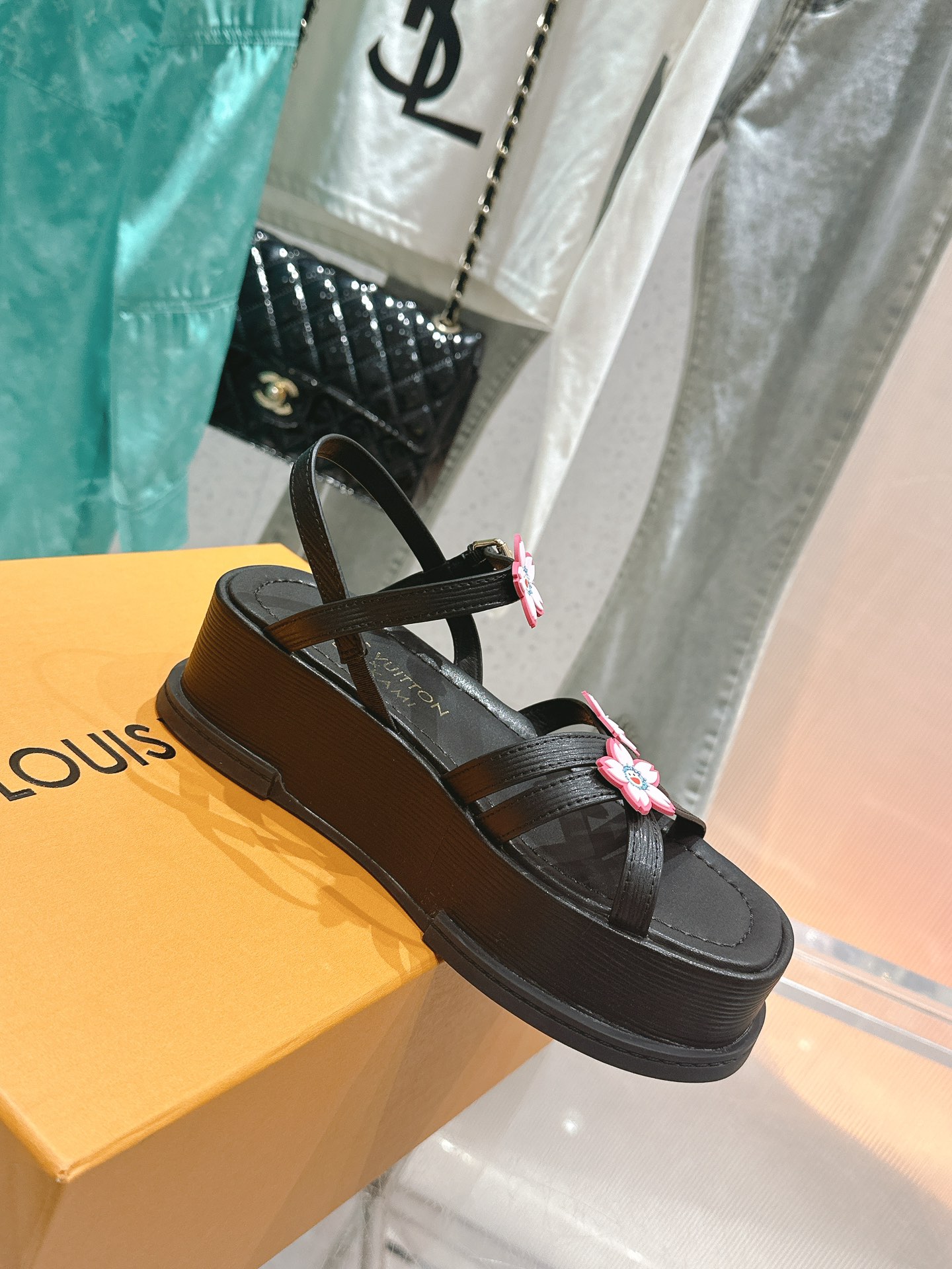 NO:260922,Donkey brand new Maya series square toe buckle one-strip sandals. This Maya Flatform sandals are made of smooth cowhide leather and denim, allowing wide laces to shuttle between the leather tongue, and then inject the brand essence with the metal LV Circle logo. The light leather thick sole perfect and elegant style. Fabric: original cowhide lining: original sheepskin sole: original combination sole thickness: 5cm Size: 35-41 [40.41 custom], sandals, christian louboutin, louis vuitton, louis vuitton, tom ford, sandals, cowhide, sheepskin19860909驴牌新款Maya系列方头搭扣一字带凉鞋. 本款 Maya Flatform 凉鞋选用光滑牛皮革,牛仔布 令宽幅鞋带穿梭于皮革鞋舌之间,再以金属 LV Circle 标识注入品牌底蕴.轻盈皮革厚底完善雅致风范. 面料: 原版牛皮 内里: 原版羊皮 鞋底: 原版组合底 底厚: 5cm Size: 35-41 [40.41定做],凉鞋,christian louboutin,louis vuitton,louis vuitton,tom ford,sandals,cowhide,sheepskin,Women's Shoes