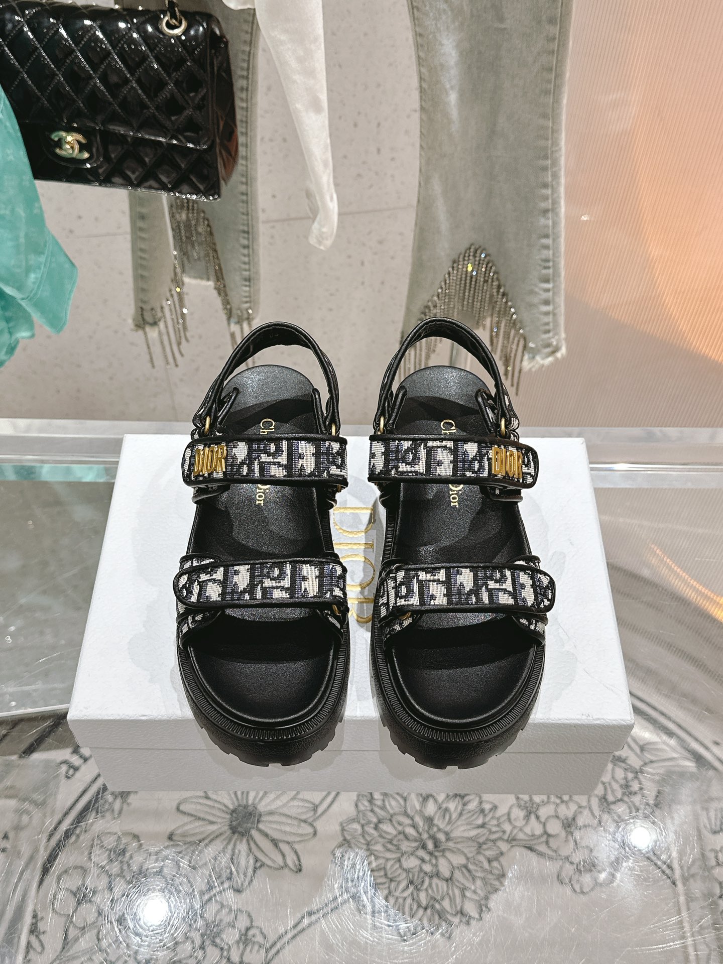 NO:260918,The highest version, the latest thick sole series, super running new Velcro sandals, original replica, complete style, super durable and super versatile style #very comfortable on the feet! Original custom materials, soft and delicate, super charming on the feet, full texture, long-term shipment, sheepskin inner lining, original hardware buckle. Original Tpu outsole, exquisite craftsmanship. Size 35-41 [40/41 customization], sandals, sandals, sheepskin19860909最高版本 最新厚底系列 超级跑量新款魔术贴凉鞋,原版复刻,款式齐全,超耐看超百搭款#上脚非常舒适! 原版定制材料,柔软又细腻,上脚超有魅力,质感满分长期出货 羊皮内里,原版五金扣. 原版Tpu大底,精致的工艺. 尺码35-41 [40/41定制],凉鞋,sandals,sheepskin,Women's Shoes