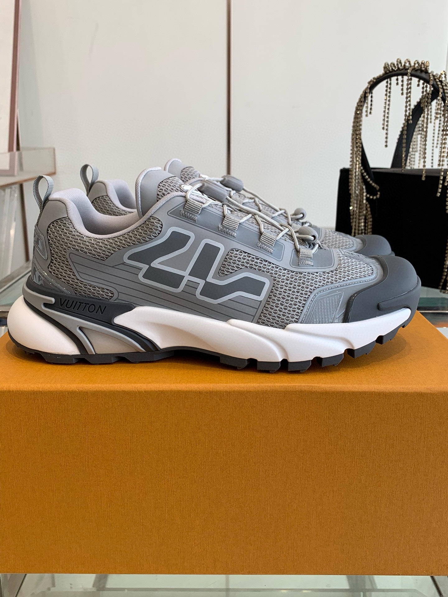 NO:260902,Donkey Runner Tatic men's series, thick-soled casual sneakers and running shoes, original purchase and development, made products, LV Runner Tatic sports shoes combine mesh fabrics and straps, interpreting the inspiration of traditional hiking shoes. Original imported customized technology fabric   mesh surface. Original customized breathable net. Original mold-opening anti-slip rubber combination sole. Men's size: 39-45, casual shoes/sports shoes, louis vuitton, louis vuitton, sneakers19860909驴牌Runner Tatic男款系列 厚底休闲运动鞋跑鞋 原版购入开发 做货 本款 LV Runner Tatic 运动鞋融合网格面料和饰带等科技材质,演绎传统登山鞋的灵感启发 原版进口定制科技面料 网面 原版定制透气网里 原版开模防滑橡胶组合材底 男码: 39-45,休闲鞋/运动鞋,louis vuitton,louis vuitton,sneakers,Women's Shoes