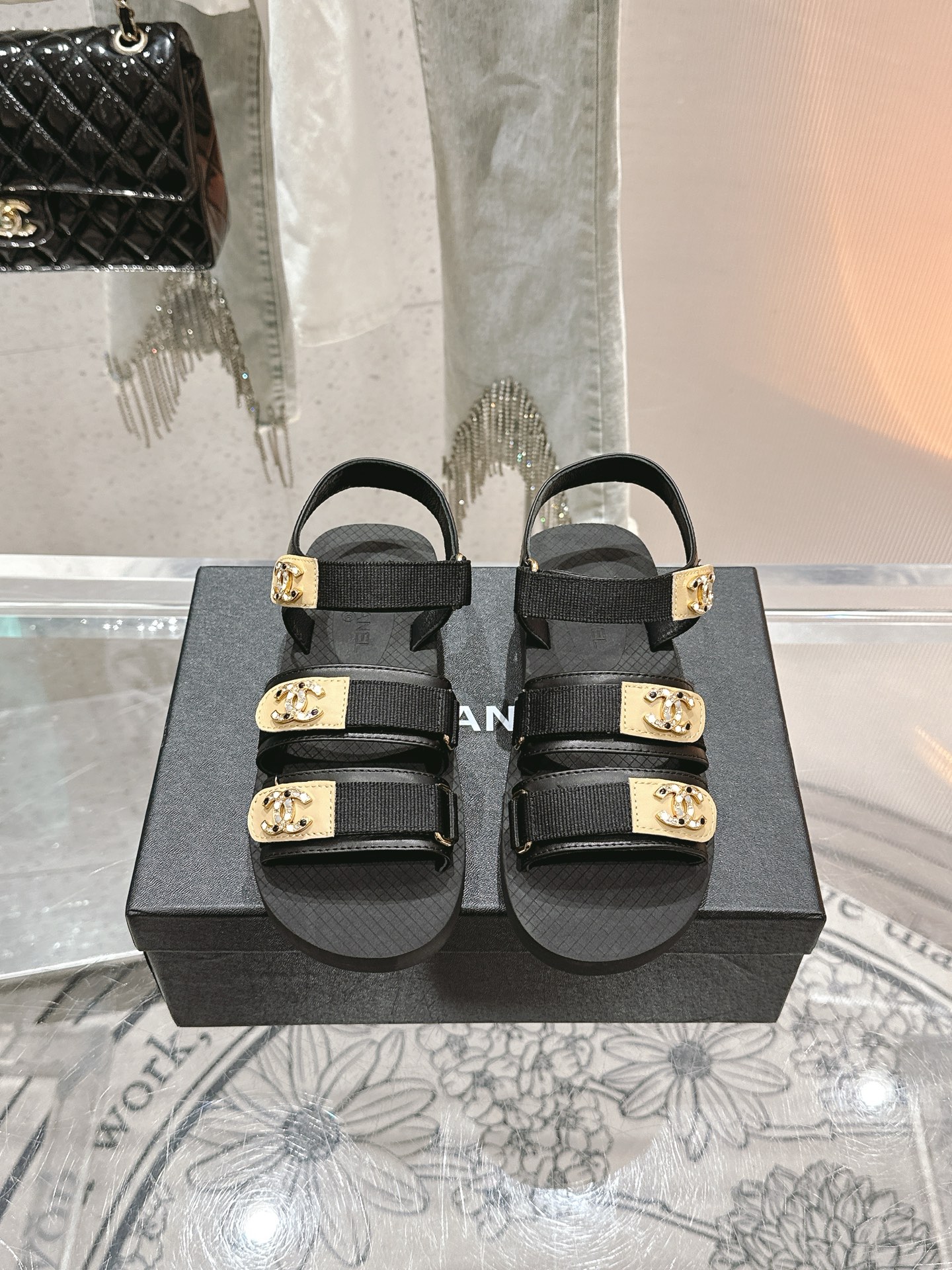 NO:260903,Latest style, all-match artifact of all seasons, Velcro sandals, original custom cowhide material, exquisite small fragrance double C hardware buckle, comfortable and breathable sheepskin inner, classic never out of date. Top level original private film foamed outsole. Top level 35-39 [40/41 customization], sandals, sandals, cowhide, sheepskin19860909最新款 四季百搭神器 魔术贴凉鞋 原版定制牛皮材料 精致小香双c五金扣 舒适透气羊皮内里 经典永不过时.顶级别 原版私膜发泡大底. 顶级35-39 [40/41定制],凉鞋,sandals,cowhide,sheepskin,Women's Shoes