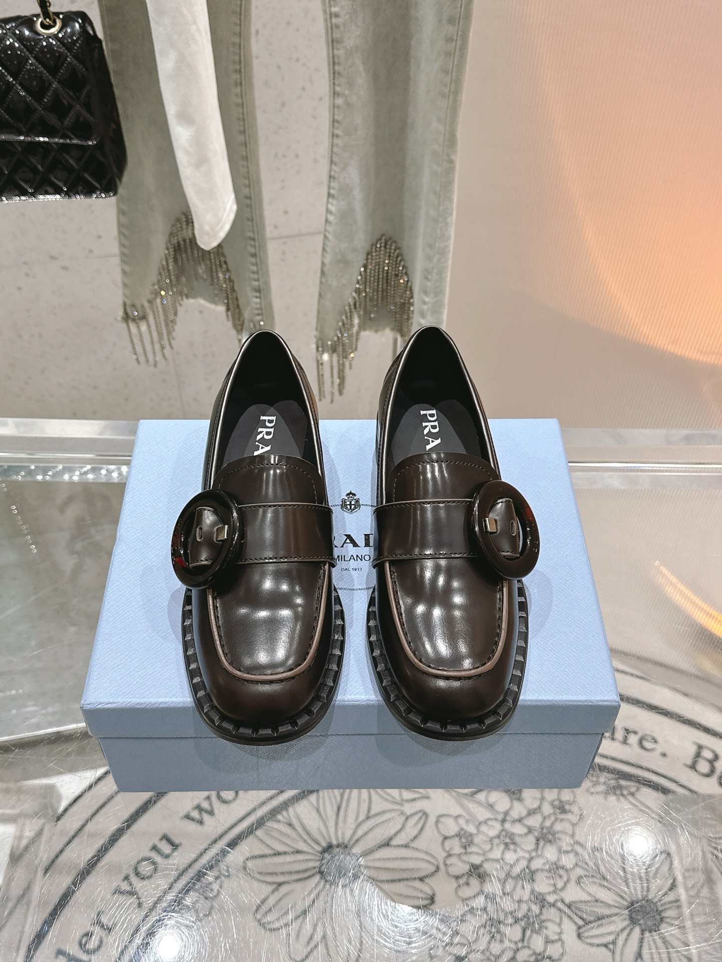 NO:383781,/Prada's new product, retro hardware decorative loafers, top quality, classic and versatile, all seasons to wear, very handsome, a powerful tool for daily wear and commuting to work, easy to wear in various styles, and it looks great if you match it casually!  Customized molded hardware buckle, full of brand feel, the fabric is made of original customized leather, inner footbed, silk cowhide, original molded molded rubber outsole, size 35-39 [34.40.41 customized], loafers, prada, loafers, cowhide19860909/普拉达新品 复古五金装饰乐福鞋 顶级品质 经典百搭四季可穿 帅气十足 日常穿搭、上班通勤的搭配利器 轻松穿出各种风格,随意搭配就很好看！ 定制开模的五金扣 大牌感十足 面料采用原版定制皮料 内里垫脚丝绸牛皮 原版开模定制橡胶大底 尺码35-39 [34.40.41定制],乐福鞋,prada,loafers,cowhide,Women's Shoes