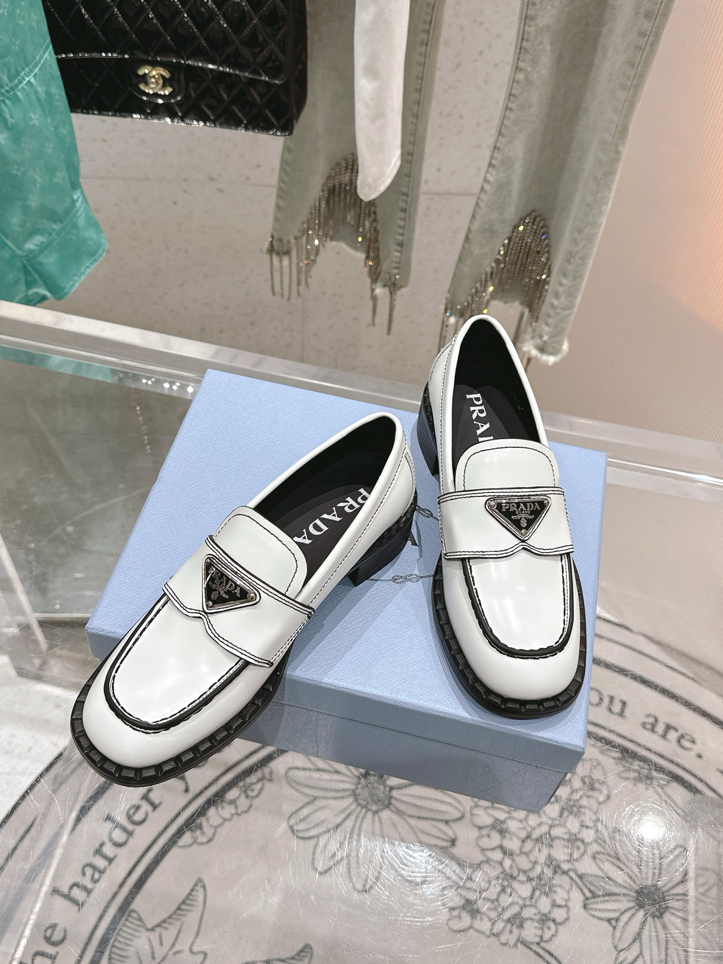 NO:383790,/Prada's new product, retro hardware decorative loafers, top quality, classic and versatile, all seasons to wear, very handsome, a powerful tool for daily wear and commuting to work, easy to wear in various styles, and it looks great if you match it casually!  Customized molded hardware buckle, full of brand feel, the fabric is made of original customized leather, inner footbed, silk cowhide, original molded molded rubber outsole, size 35-41 [34.40.41 Customized], loafers, prada, loafers, cowhide19860909/普拉达新品 复古五金装饰乐福鞋 顶级品质 经典百搭四季可穿 帅气十足 日常穿搭、上班通勤的搭配利器 轻松穿出各种风格,随意搭配就很好看！ 定制开模的五金扣 大牌感十足 面料采用原版定制皮料 内里垫脚丝绸牛皮 原版开模定制橡胶大底 尺码35-41 [34.40.41定制],乐福鞋,prada,loafers,cowhide,Women's Shoes