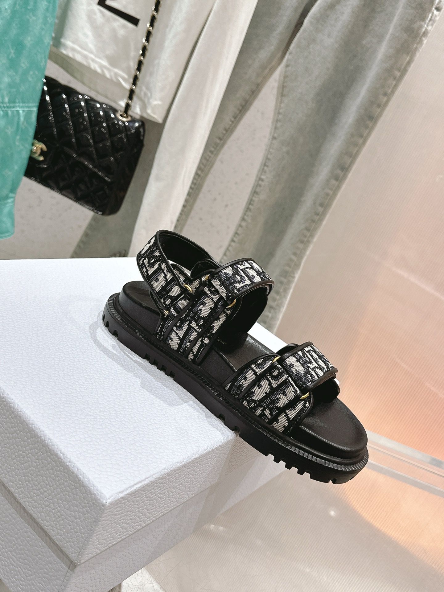 NO:750265,The highest version, the latest upgraded series, the latest running Velcro sandals, replica of the original, complete styles, super durable and versatile #very comfortable on the feet! The original customized special materials, soft and delicate, super attractive on the feet, perfect texture, long-term shipment, sheepskin lining, original hardware buckle. Original Tpu outsole, exquisite craftsmanship. Size 35-41 [40/41 customization], sandals, sandals, sheepskin19860909最高版本 最新升级系列 跑量新款魔术贴凉鞋,原版复刻,款式齐全,超耐看超百搭款#上脚非常舒适! 原版定制特殊材料,柔软又细腻,上脚超有魅力,质感满分长期出货 羊皮内里,原版五金扣. 原版Tpu大底,精致的工艺. 尺码35-41 [40/41定制],凉鞋,sandals,sheepskin,Women's Shoes