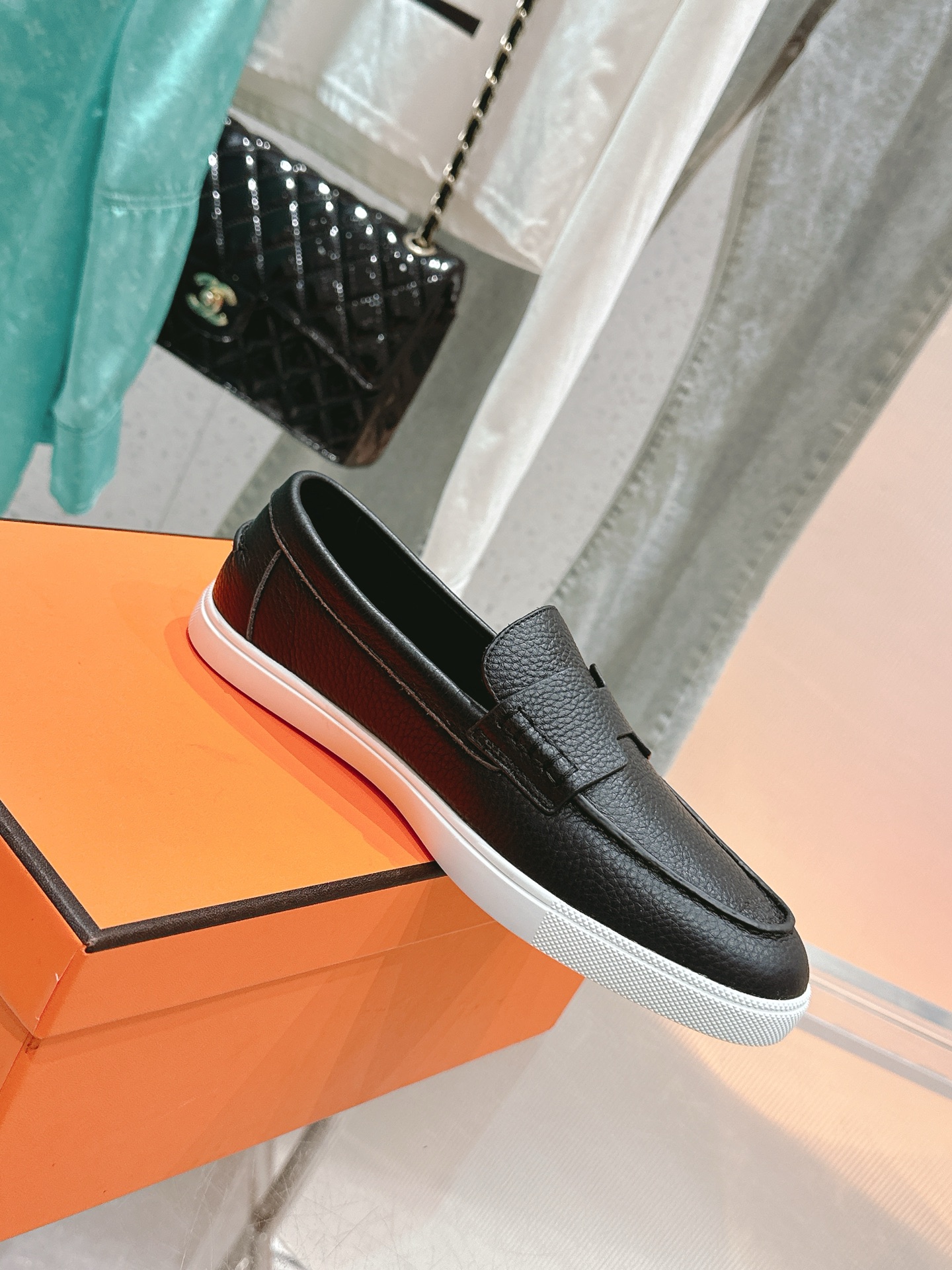 NO:384085,Women's/Men's Couple Model H's latest classic loafers!  The lasted boots + British retro design, classic and beautiful!  The original inverted mold last is the ultimate 1:1 shape, and imported high-end cowhide/reverse fleece fabric presents a delicate texture!  Customized A-level high-definition private mold bottom with luxurious packaging!  Top 35-44 [Can be determined for women 40.41/men 45], loafers, loafers, boots, cowhide19860909女款/男款 情侣款H家最新经典乐福鞋！经楦靴型+英伦复古设计,经典耐看！原版倒模楦型,极致1:1形体,进口高端牛皮/反绒面料呈现出精致质感！ 开模定制A级高密私模大底,奢华包装！ 顶级35-44 [可定女40.41/男45],乐福鞋,loafers,boots,cowhide,Women's Shoes