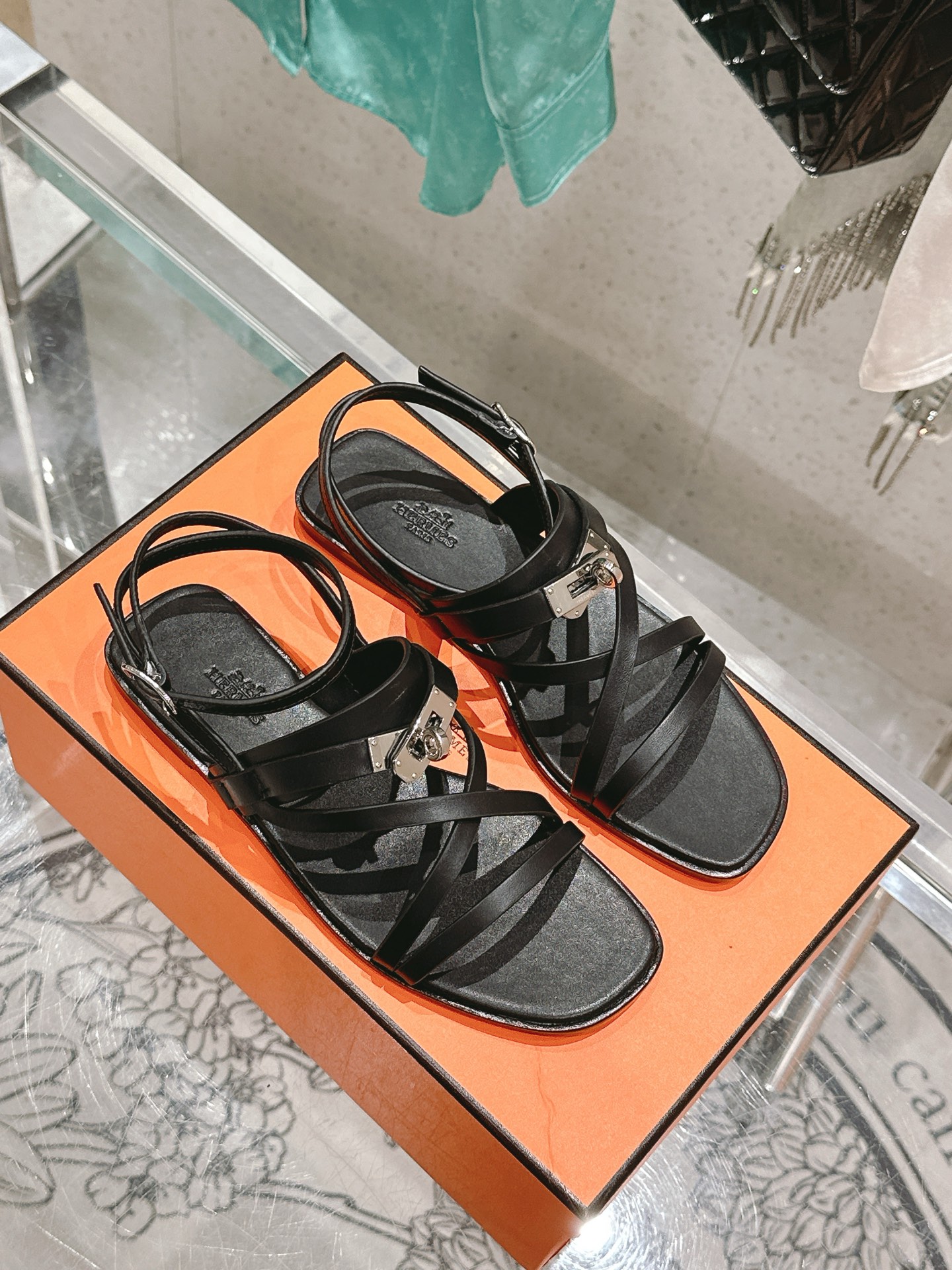 NO:384067,Top version of June sandal series H-H-Home Kelly buckle thin-band Roman sandals Calfskin sandals Paired with classic palladium-plated Kelly shoe buckles and straps. Create a simple look, which can be said to be a summer companion. Customized calfskin upper, inner footbed cowhide, original Italian A-grade genuine leather sole, size 35-41 [40.41 custom], sandals, sandals, cowhide19860909顶级版June sandal系列 H家Kelly扣细带罗马凉鞋 小牛皮凉鞋 搭配经典镀钯Kelly鞋扣和袢带.打造简约造型,可谓夏日良伴 鞋面定制小牛皮 内里垫脚牛皮 意大利原廠A级真皮底 码数35-41 [40.41定做],凉鞋,sandals,cowhide,Women's Shoes