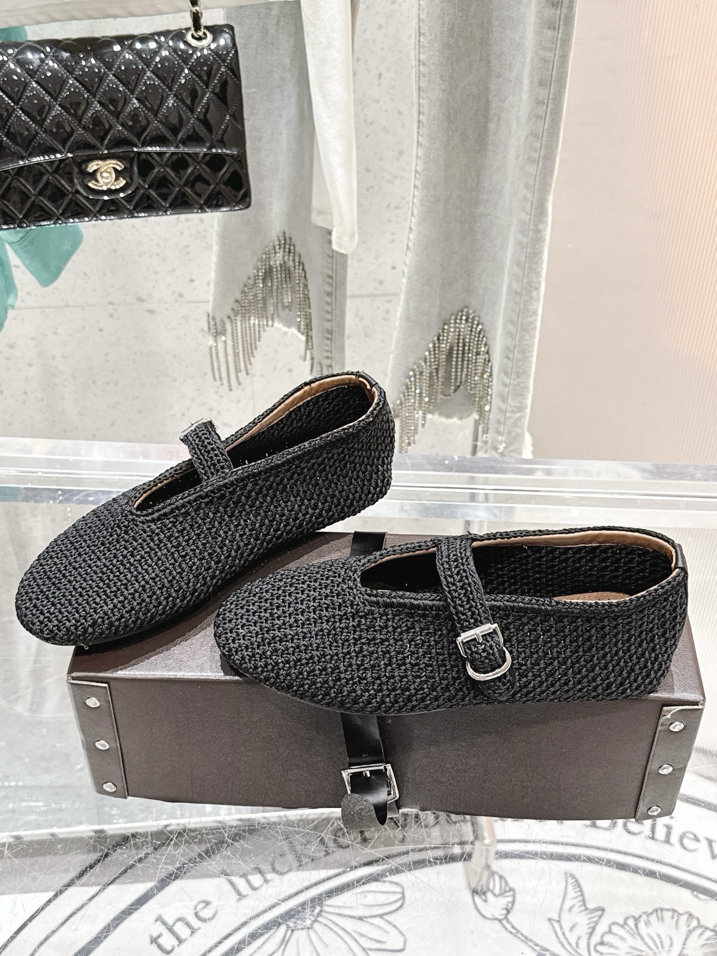 NO:383885,Alaiya classic retro, braided wool Mary Jane shoes, ballet shoes, full of girlish style, modern and retro flavor, very simple and atmospheric. Whether it is a skirt, dress or jeans, it can be the finishing touch!   Go material The fabric is made of original custom material Imported mixed-bred sheepskin in the inner lining Original mold custom anti-slip large sole Size 35-39 [40.41 custom] Standard original belt box packaging box, Mary Jane, mary jane, skirts, jeans, sheepskin19860909阿莱亚经典复古 编织毛线玛丽珍鞋芭蕾舞鞋 满满的少女风 既摩登又复古的味道 非常的简约大气 不管是半身裙 连衣裙还是牛仔裤 它都能成为点睛之笔！  Go 材质 面料采用原版定制材质 内里进口混种羊皮 原版开模定制防滑大底 尺码35-39 [40.41定制] 标配原版皮带箱包装盒,玛丽珍,mary jane,skirts,jeans,sheepskin,Women's Shoes