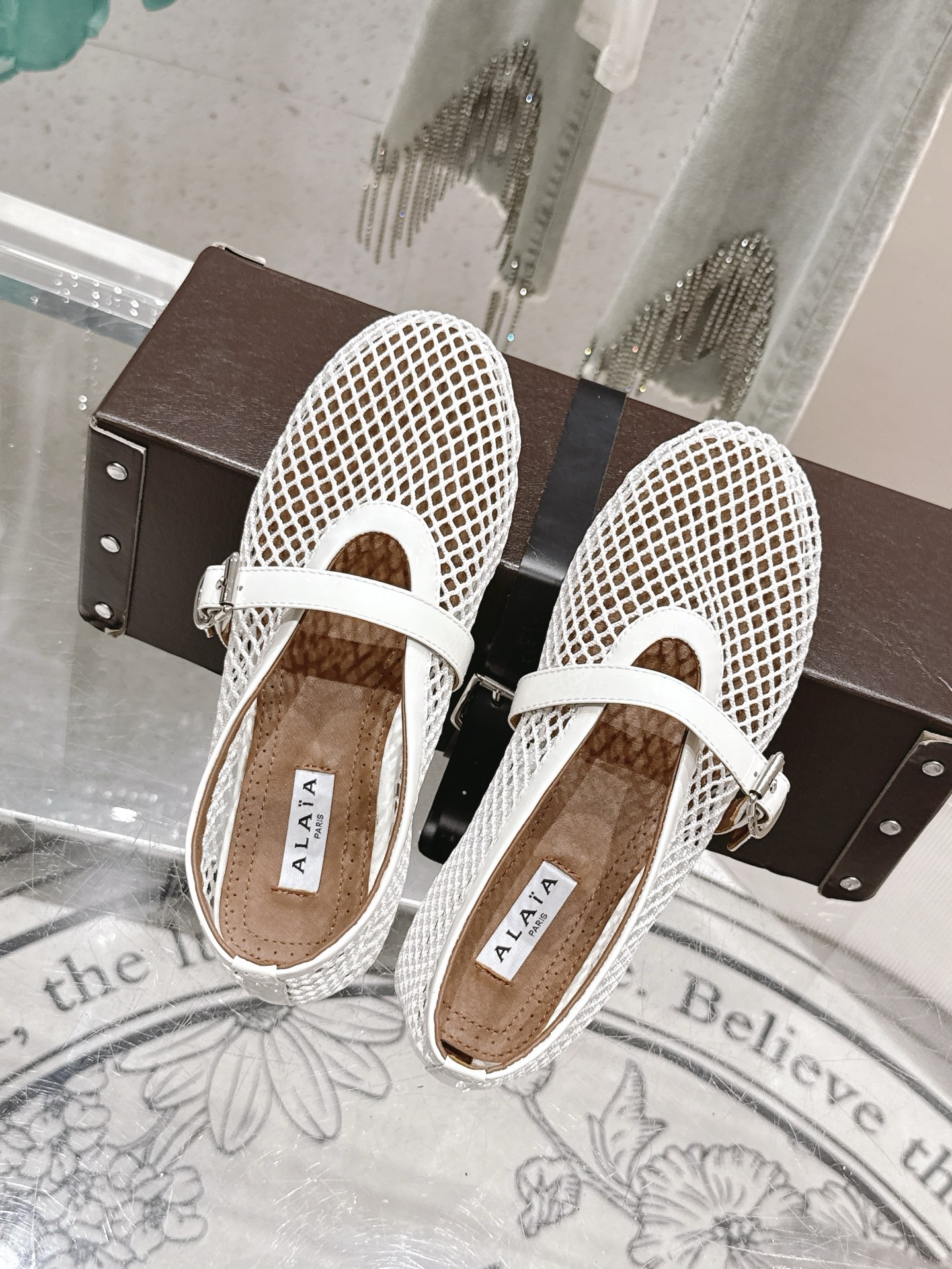 NO:383849,Alaiya's new retro products, hollow mesh Mary Jane shoes, ballet shoes, full of girlish style, modern and retro flavor, very simple and atmospheric. Whether it is a skirt, dress or jeans, it can be the finishing touch!  Go material The fabric is made of original custom material, imported mixed-bred sheepskin inside, original mold custom anti-slip sole, size 35-39 [40.41 customization] Alaiya new product retro, hand-woven mesh cowhide face Mary Jane shoes ballet shoes, full of girlish style, modern and retro flavor, very simple and atmospheric, whether it is a skirt, dress or jeans, it can be the finishing touch!  Go material The fabric is made of original custom material Imported mixed-bred sheepskin in the inner lining Original mold custom anti-slip large sole Size 35-39 [40.41 custom] Standard original belt box packaging box, Mary Jane, mary jane, skirts, jeans, cowhide, sheepskin19860909阿莱亚新品复古 镂空网面玛丽珍鞋芭蕾舞鞋 满满的少女风 既摩登又复古的味道 非常的简约大气 不管是半身裙 连衣裙还是牛仔裤 它都能成为点睛之笔！ Go 材质 面料采用原版定制材质 内里进口混种羊皮 原版开模定制防滑大底 尺码35-39 [40.41定制] 阿莱亚新品复古 手工编织网牛皮面玛丽珍鞋芭蕾舞鞋 满满的少女风 既摩登又复古的味道 非常的简约大气 不管是半身裙 连衣裙还是牛仔裤 它都能成为点睛之笔！ Go 材质 面料采用原版定制材质 内里进口混种羊皮 原版开模定制防滑大底 尺码35-39 [40.41定制] 标配原版皮带箱包装盒,玛丽珍,mary jane,skirts,jeans,cowhide,sheepskin,Women's Shoes