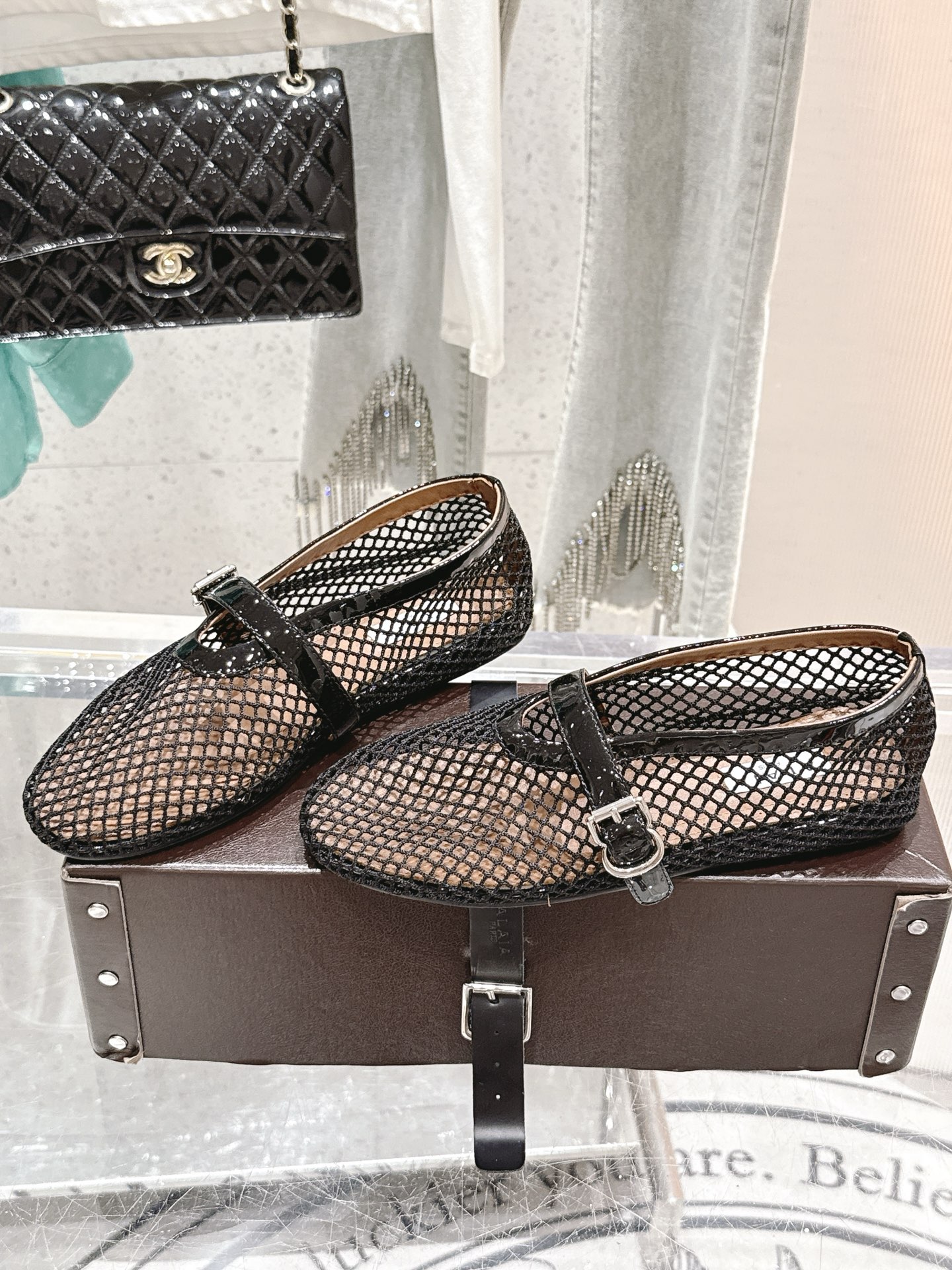 NO:383858,Alaiya's new retro products, hollow mesh Mary Jane shoes, ballet shoes, full of girlish style, modern and retro flavor, very simple and atmospheric. Whether it is a skirt, dress or jeans, it can be the finishing touch!  Go material The fabric is made of original custom material Imported mixed-bred sheepskin in the inner lining Original mold custom anti-slip large sole Size 35-39 [40.41 custom] Standard original belt box packaging box, Mary Jane, mary jane, skirts, jeans, sheepskin19860909阿莱亚新品复古 镂空网面玛丽珍鞋芭蕾舞鞋 满满的少女风 既摩登又复古的味道 非常的简约大气 不管是半身裙 连衣裙还是牛仔裤 它都能成为点睛之笔！ Go 材质 面料采用原版定制材质 内里进口混种羊皮 原版开模定制防滑大底 尺码35-39 [40.41定制] 标配原版皮带箱包装盒,玛丽珍,mary jane,skirts,jeans,sheepskin,Women's Shoes