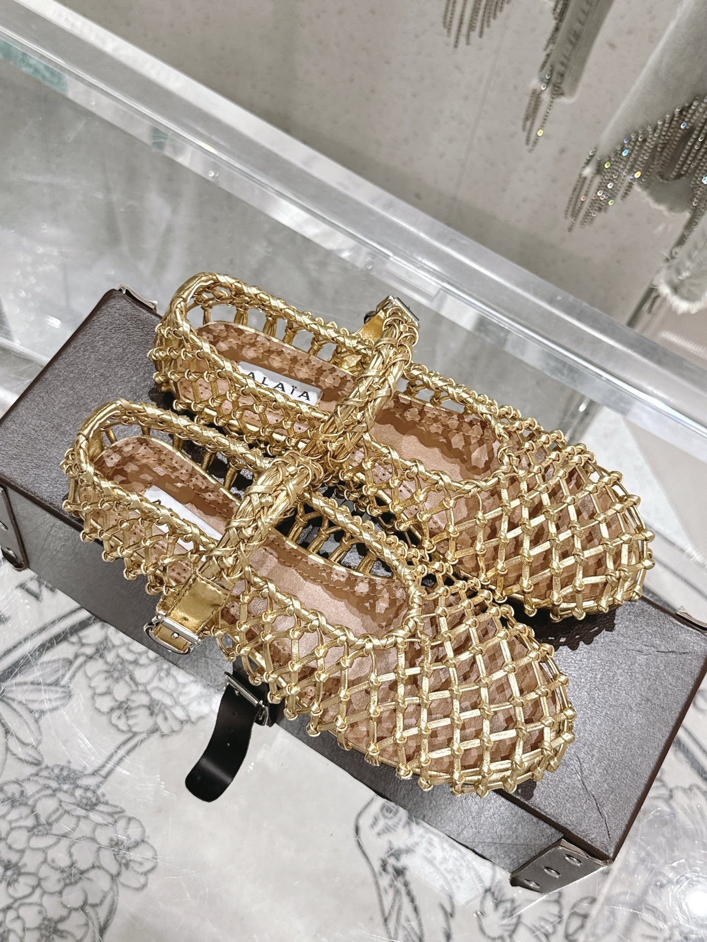 NO:383867,Alaiya's new retro product, hand-woven mesh cowhide leather-faced Mary Jane shoes and ballet shoes, full of girlish style, modern and retro flavor, very simple and atmospheric. Whether it is a skirt, dress or jeans, it can be the finishing touch!  Go material The fabric is made of original custom material Imported mixed-bred sheepskin in the inner lining Original mold custom anti-slip large sole Size 35-39 [40.41 Customized Standard original belt box packaging box, Mary Jane, mary jane, skirts, jeans, cowhide, sheepskin19860909阿莱亚新品复古 手工编织网牛皮面玛丽珍鞋芭蕾舞鞋 满满的少女风 既摩登又复古的味道 非常的简约大气 不管是半身裙 连衣裙还是牛仔裤 它都能成为点睛之笔！ Go 材质 面料采用原版定制材质 内里进口混种羊皮 原版开模定制防滑大底 尺码35-39 [40.41定制 标配原版皮带箱包装盒,玛丽珍,mary jane,skirts,jeans,cowhide,sheepskin,Women's Shoes