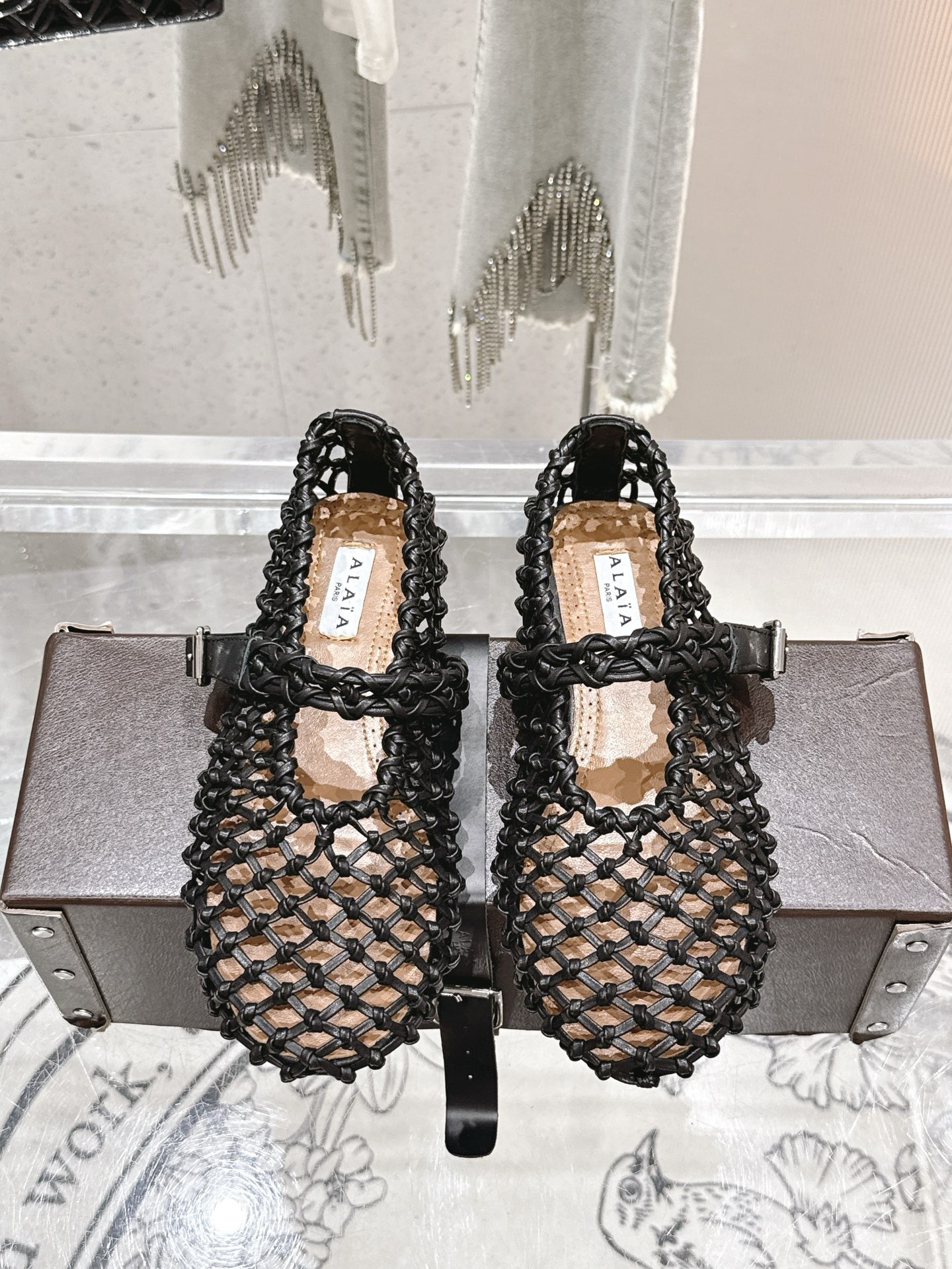 NO:383875,Alaiya's new retro product, hand-woven mesh cowhide leather-faced Mary Jane shoes and ballet shoes, full of girlish style, modern and retro flavor, very simple and atmospheric. Whether it is a skirt, dress or jeans, it can be the finishing touch!  Go material The fabric is made of original custom material, imported mixed-bred sheepskin inside, original mold custom anti-slip sole, size 35-39 [40.41 customization] Alaiya new product retro, hand-woven mesh cowhide face Mary Jane shoes ballet shoes, full of girlish style, modern and retro flavor, very simple and atmospheric, whether it is a skirt, dress or jeans, it can be the finishing touch!  Go material The fabric is made of original custom material Imported mixed-bred sheepskin in the inner lining Original mold custom anti-slip large sole Size 35-39 [40.41 custom] Standard original belt box packaging box, Mary Jane, mary jane, skirts, jeans, cowhide, sheepskin19860909阿莱亚新品复古 手工编织网牛皮面玛丽珍鞋芭蕾舞鞋 满满的少女风 既摩登又复古的味道 非常的简约大气 不管是半身裙 连衣裙还是牛仔裤 它都能成为点睛之笔！ Go 材质 面料采用原版定制材质 内里进口混种羊皮 原版开模定制防滑大底 尺码35-39 [40.41定制] 阿莱亚新品复古 手工编织网牛皮面玛丽珍鞋芭蕾舞鞋 满满的少女风 既摩登又复古的味道 非常的简约大气 不管是半身裙 连衣裙还是牛仔裤 它都能成为点睛之笔！ Go 材质 面料采用原版定制材质 内里进口混种羊皮 原版开模定制防滑大底 尺码35-39 [40.41定制] 标配原版皮带箱包装盒,玛丽珍,mary jane,skirts,jeans,cowhide,sheepskin,Women's Shoes