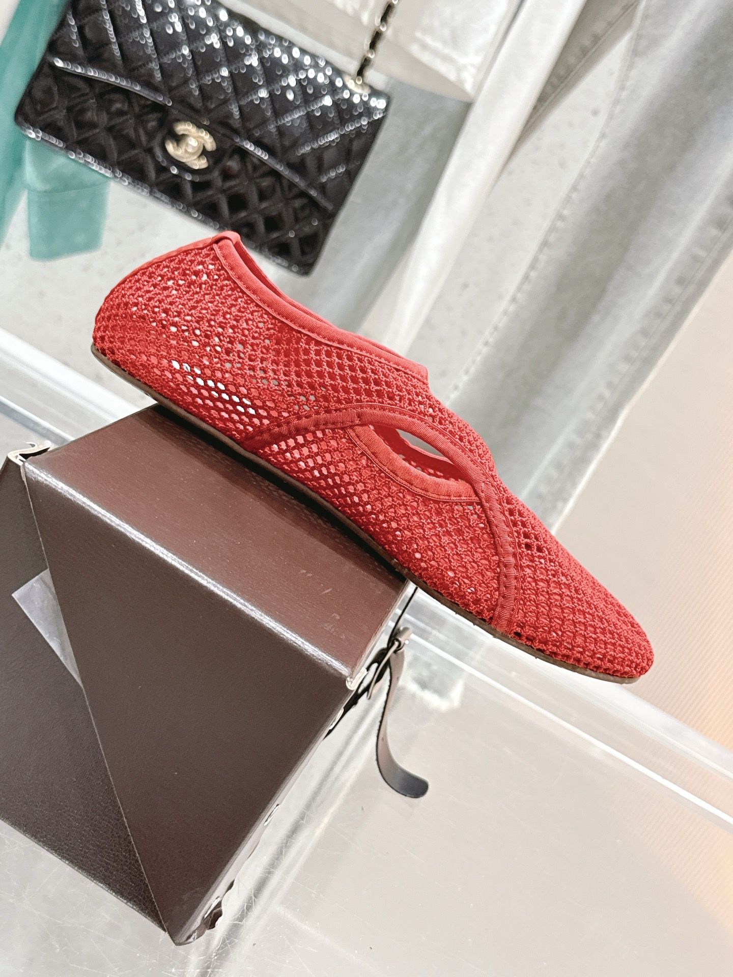 NO:383912,Alaiya's new retro products, hollow mesh Mary Jane shoes, ballet shoes, full of girlish style, modern and retro flavor, very simple and atmospheric. Whether it is a skirt, dress or jeans, it can be the finishing touch!  Go material The fabric is made of original custom material Imported mixed-bred sheepskin in the inner lining Original mold custom anti-slip large sole Size 35-39 [40.41 custom] Standard original belt box packaging, Mary Jane, mary jane, skirts, jeans, sheepskin19860909阿莱亚新品复古 镂空网面玛丽珍鞋芭蕾舞鞋 满满的少女风 既摩登又复古的味道 非常的简约大气 不管是半身裙 连衣裙还是牛仔裤 它都能成为点睛之笔！ Go 材质 面料采用原版定制材质 内里进口混种羊皮 原版开模定制防滑大底 尺码35-39 [40.41定制] 标配原版皮带箱包装,玛丽珍,mary jane,skirts,jeans,sheepskin,Women's Shoes