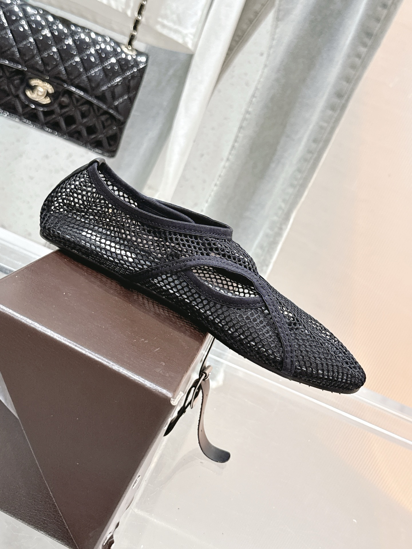 NO:383834,Alaiya's new retro products, hollow mesh Mary Jane shoes, ballet shoes, full of girlish style, modern and retro flavor, very simple and atmospheric. Whether it is a skirt, dress or jeans, it can be the finishing touch!  Go material The fabric is made of original custom material Imported mixed-bred sheepskin in the inner lining Original mold custom anti-slip large sole Size 35-39 [40.41 custom] Standard original belt bag, Mary Jane, mary jane, skirts, jeans, sheepskin19860909阿莱亚新品复古 镂空网面玛丽珍鞋芭蕾舞鞋 满满的少女风 既摩登又复古的味道 非常的简约大气 不管是半身裙 连衣裙还是牛仔裤 它都能成为点睛之笔！ Go 材质 面料采用原版定制材质 内里进口混种羊皮 原版开模定制防滑大底 尺码35-39 [40.41定制] 标配原版皮带箱包,玛丽珍,mary jane,skirts,jeans,sheepskin,Women's Shoes