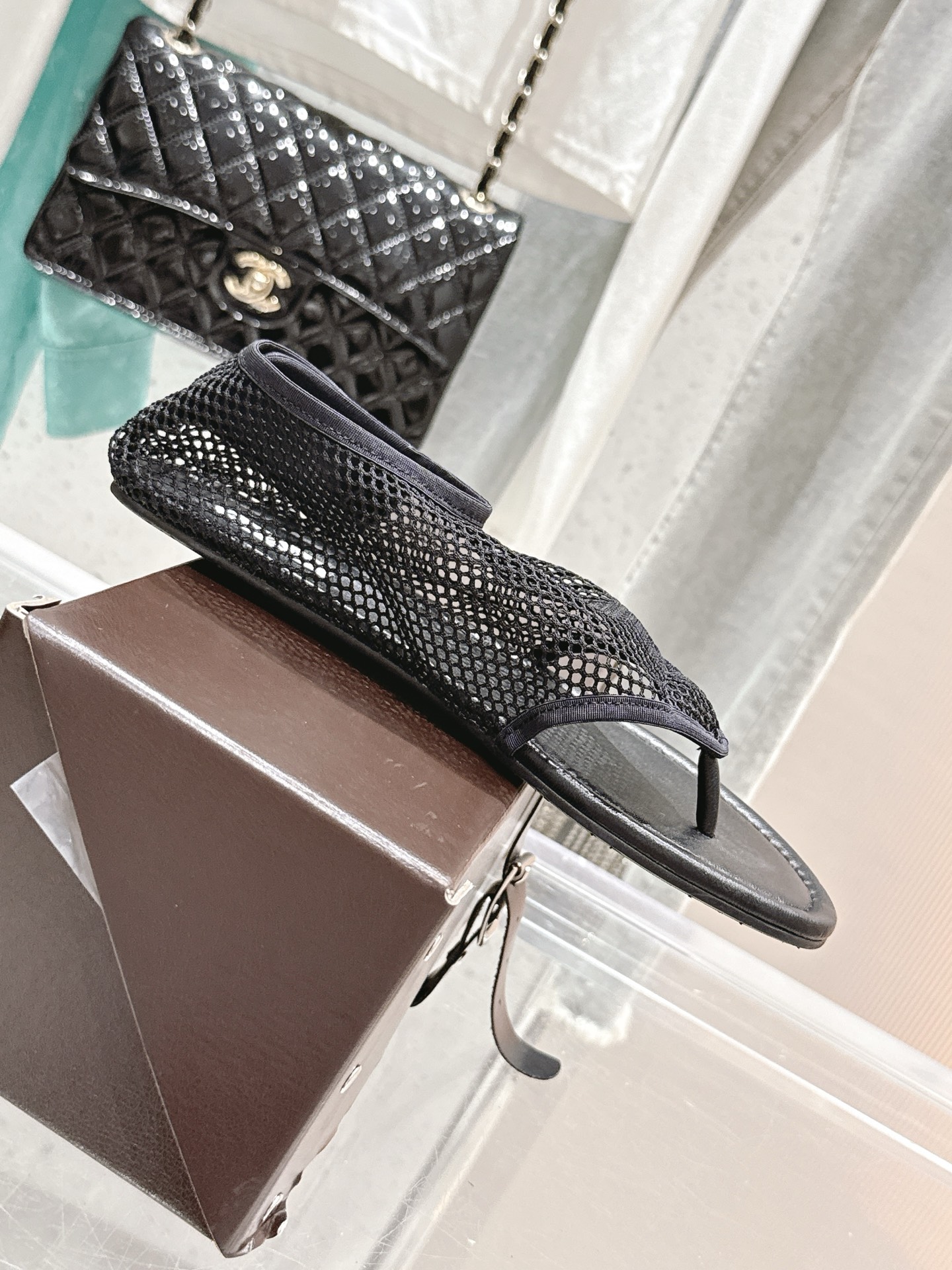 NO:383904,Alaiya's new retro products, hollow mesh Mary Jane shoes, ballet shoes, full of girlish style, modern and retro flavor, very simple and atmospheric. Whether it is a skirt, dress or jeans, it can be the finishing touch!  Go material The fabric is made of original customized material Imported mixed-bred sheepskin in the inner lining Original open mold custom anti-slip sole Size 35-39 [40.41 customization] Standard original belt box packaging box, split-toe shoes, mary jane, skirts, jeans, sheepskin19860909阿莱亚新品复古 镂空网面玛丽珍鞋芭蕾舞鞋 满满的少女风 既摩登又复古的味道 非常的简约大气 不管是半身裙 连衣裙还是牛仔裤 它都能成为点睛之笔！ Go 材质 面料采用原版定制材质 内里进口混种羊皮 原版开模定制防滑大底 尺码35-39 [40.41定制] 标配原版皮带箱包装盒,分趾鞋,mary jane,skirts,jeans,sheepskin,Women's Shoes