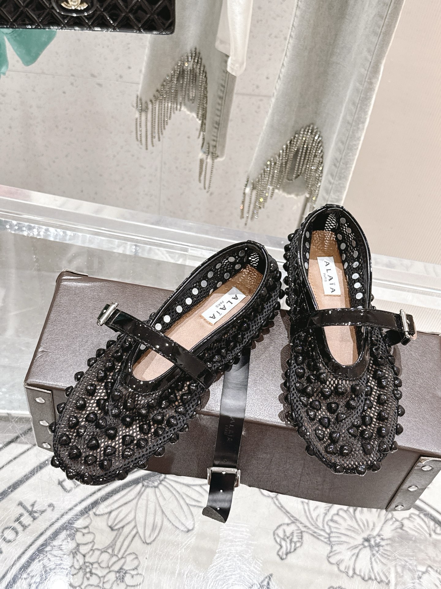 NO:383895,Alaiya's new retro products, Sky Net accessories, Mary Jane shoes, ballet shoes, full of girlish style, modern and retro flavor, very simple and atmospheric. Whether it is a skirt, dress or jeans, it can be the finishing touch!  Go material The fabric is made of original custom material Imported mixed-bred sheepskin in the inner lining Original mold custom anti-slip large sole Size 35-39 [40.41 custom] Standard original belt box packaging box, Mary Jane, mary jane, skirts, jeans, sheepskin19860909阿莱亚新品复古 冲空网配饰玛丽珍鞋芭蕾舞鞋 满满的少女风 既摩登又复古的味道 非常的简约大气 不管是半身裙 连衣裙还是牛仔裤 它都能成为点睛之笔！ Go 材质 面料采用原版定制材质 内里进口混种羊皮 原版开模定制防滑大底 尺码35-39 [40.41定制] 标配原版皮带箱包装盒,玛丽珍,mary jane,skirts,jeans,sheepskin,Women's Shoes