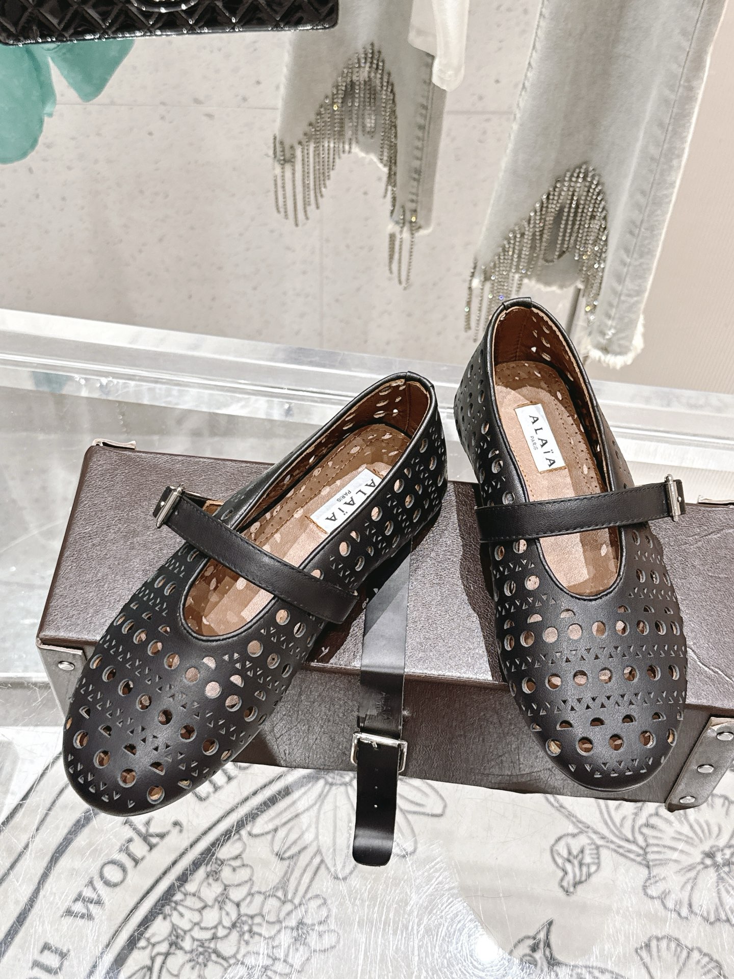 NO:383832,Alaiya's new retro products, hollowed-out cowhide Mary Jane shoes and ballet shoes, full of girlish style, modern and retro flavor, very simple and atmospheric. Whether it is a skirt, dress or jeans, it can be the finishing touch!  Go material The fabric is made of original custom material Imported mixed-bred sheepskin in the inner lining Original mold custom anti-slip large sole Size 35-39 [40.41 custom] Standard original belt box packaging box, Mary Jane, mary jane, skirts, jeans, cowhide, sheepskin19860909阿莱亚新品复古 镂空牛皮面玛丽珍鞋芭蕾舞鞋 满满的少女风 既摩登又复古的味道 非常的简约大气 不管是半身裙 连衣裙还是牛仔裤 它都能成为点睛之笔！ Go 材质 面料采用原版定制材质 内里进口混种羊皮 原版开模定制防滑大底 尺码35-39 [40.41定制] 标配原版皮带箱包装盒,玛丽珍,mary jane,skirts,jeans,cowhide,sheepskin,Women's Shoes