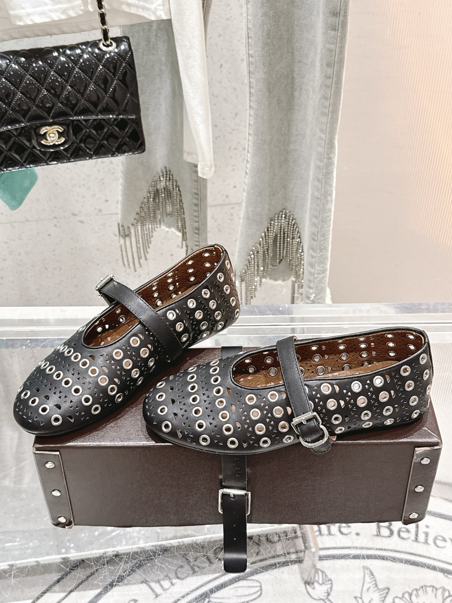 NO:383841,Alaiya's new retro products, hollow corn buttons, cowhide, Mary Jane shoes, ballet shoes, full of girlish style, modern and retro flavor, very simple and atmospheric. Whether it is a skirt, dress or jeans, it can be the finishing touch!  Go material The fabric is made of original custom material Imported mixed-bred sheepskin in the inner lining Original mold custom anti-slip large sole Size 35-39 [40.41 custom] Standard original belt box packaging box, Mary Jane, mary jane, skirts, jeans, cowhide, sheepskin19860909阿莱亚新品复古 镂空鸡眼扣牛皮面玛丽珍鞋芭蕾舞鞋 满满的少女风 既摩登又复古的味道 非常的简约大气 不管是半身裙 连衣裙还是牛仔裤 它都能成为点睛之笔！ Go 材质 面料采用原版定制材质 内里进口混种羊皮 原版开模定制防滑大底 尺码35-39 [40.41定制] 标配原版皮带箱包装盒,玛丽珍,mary jane,skirts,jeans,cowhide,sheepskin,Women's Shoes