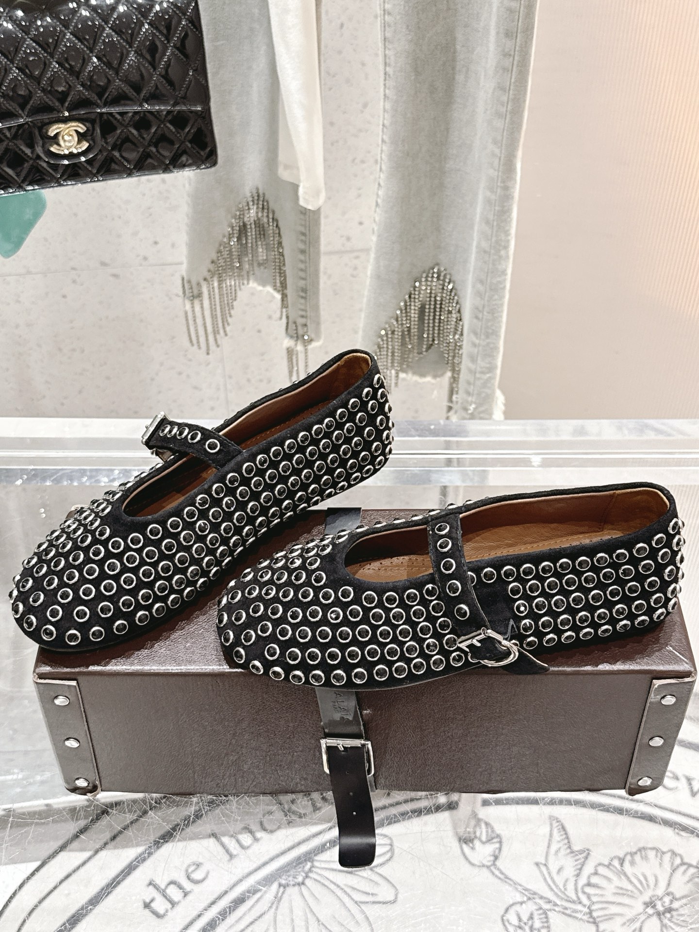 NO:383804,Alaiya's new retro product, full of diamond-shaped velvet Mary Jane shoes, ballet shoes, full of girlish style, modern and retro flavor, very simple and atmospheric. Whether it is a skirt, dress or jeans, it can be the finishing touch!  Go material The fabric is made of original custom material Imported mixed-bred sheepskin in the inner lining Original mold custom anti-slip large sole Size 35-39 [40.41 custom] Standard original belt box packaging box, Mary Jane, mary jane, skirts, jeans, sheepskin19860909阿莱亚新品复古 满钻牛反绒玛丽珍鞋芭蕾舞鞋 满满的少女风 既摩登又复古的味道 非常的简约大气 不管是半身裙 连衣裙还是牛仔裤 它都能成为点睛之笔！ Go 材质 面料采用原版定制材质 内里进口混种羊皮 原版开模定制防滑大底 尺码35-39 [40.41定制] 标配原版皮带箱包装盒,玛丽珍,mary jane,skirts,jeans,sheepskin,Women's Shoes