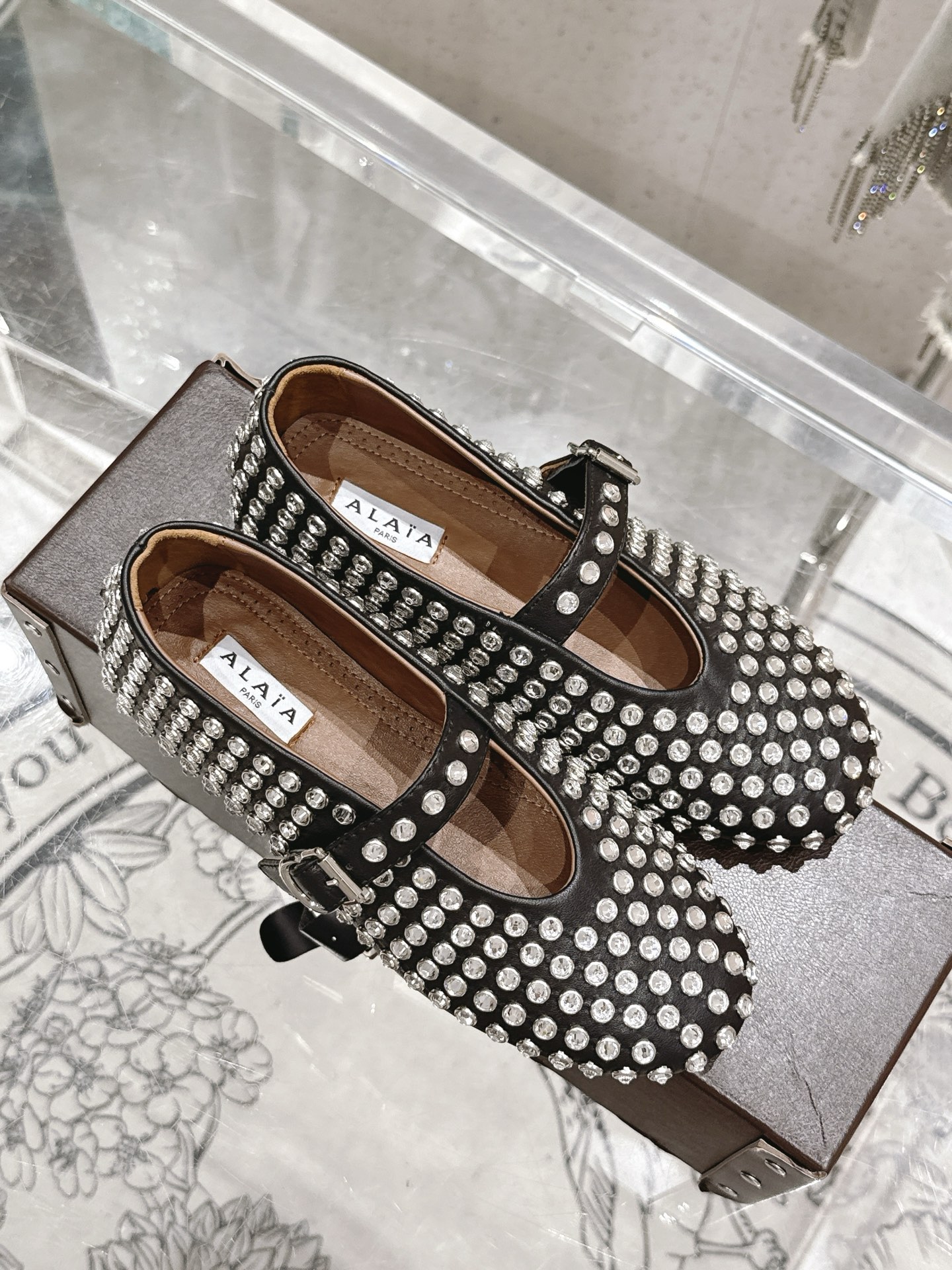 NO:383816,Alaiya's new retro product, full of diamond leather-faced Mary Jane shoes and ballet shoes, full of girlish style, modern and retro flavor, very simple and atmospheric. Whether it is a skirt, dress or jeans, it can be the finishing touch!  Go material The fabric is made of original custom material Imported mixed-bred sheepskin in the inner lining Original mold custom anti-slip large sole Size 35-39 [40.41 custom] Standard original belt box packaging box, Mary Jane, mary jane, skirts, jeans, cowhide, sheepskin19860909阿莱亚新品复古 满钻牛皮面玛丽珍鞋芭蕾舞鞋 满满的少女风 既摩登又复古的味道 非常的简约大气 不管是半身裙 连衣裙还是牛仔裤 它都能成为点睛之笔！ Go 材质 面料采用原版定制材质 内里进口混种羊皮 原版开模定制防滑大底 尺码35-39 [40.41定制] 标配原版皮带箱包装盒,玛丽珍,mary jane,skirts,jeans,cowhide,sheepskin,Women's Shoes