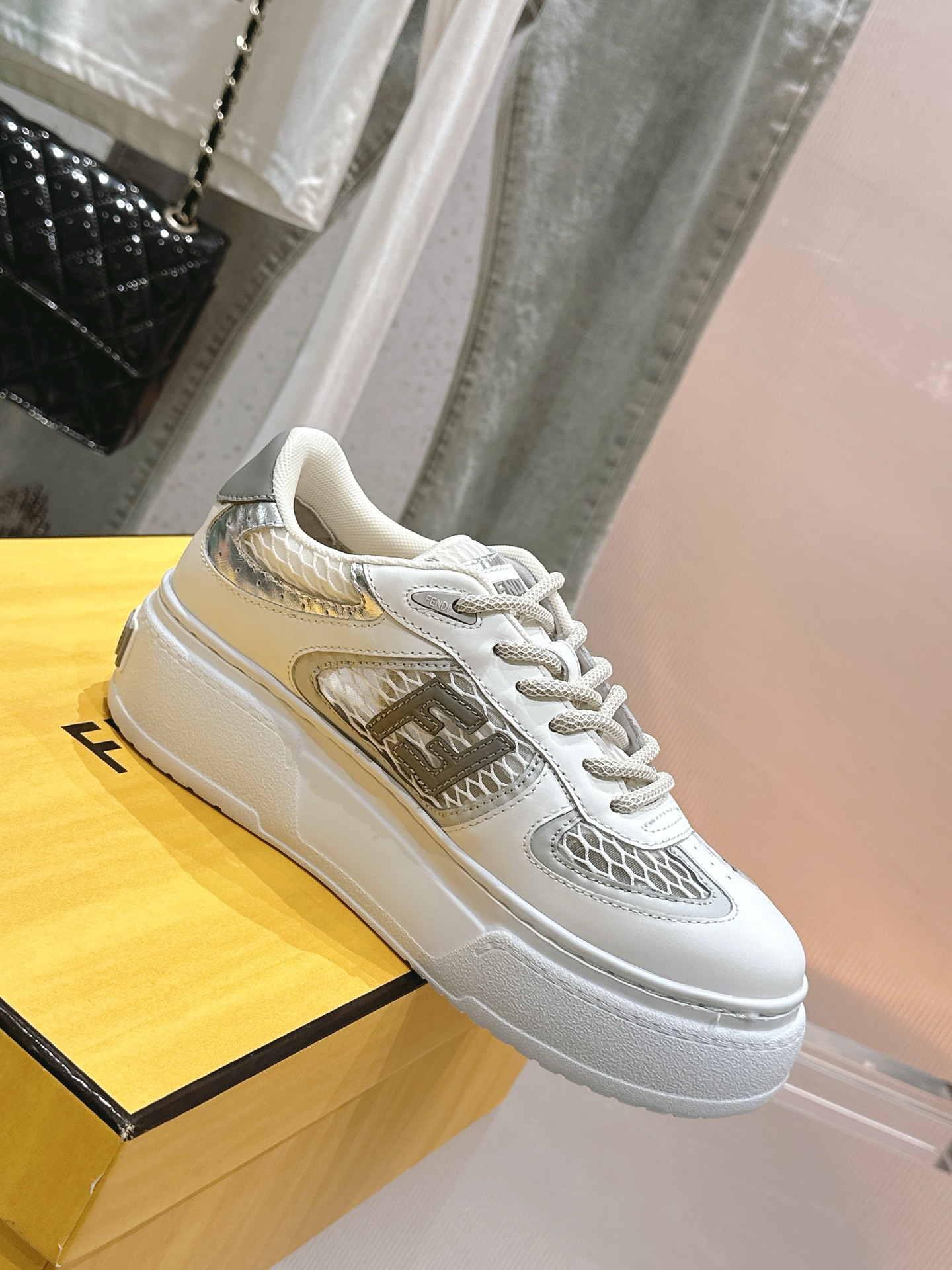 NO:544622,Fendi's latest series, top quality, casual sports shoes, FD thick-soled match, upgraded new model, full leather splicing, fresh blood injection and FF retro design, super beautiful and versatile!  The upper is made of cowhide mesh, the double F logo with raised sides is breathable and bris, lightweight, comfortable and versatile, original foamed outsole. Size: 35-41 [40.41 Customized], casual shoes/sports shoes, fendi, sneakers, cowhide19860909芬迪最新系列 顶级品质 休闲运动鞋FD厚底match 升级新款 全皮面拼接,新鲜血液注入加FF复古的设计,超好看百搭！ 鞋面采用牛皮网纱材质,侧面凸起的双F logo内里采用透气布里 轻便 舒适百搭,原版发泡大底. 尺码: 35-41 [40.41定制],休闲鞋/运动鞋,fendi,sneakers,cowhide,Women's Shoes