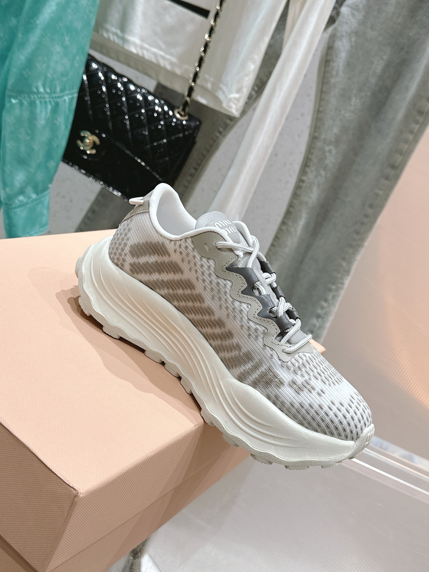 NO:544703,Top quality, new product launch | Thick-soled height-enhancing flying knit casual sneakers This lace-up casual sneaker is a perfect American retro style~ It is super beautiful, comfortable, classic and versatile to the feet! Material and craftsmanship Imported elastic flying fabric Comfortable and breathable mesh in the interior Original TPU vacuum soft thick sole Size: 35-40 [40 customization], casual shoes/sports shoes, sneakers19860909顶级品质 新品首發｜厚底增高飞织 休闲运动鞋 这款系带休闲运动鞋妥妥的美式复古风格～ 上脚超级好看舒适经典百搭的绝绝子单品！ 材质与工艺 进口弹力飞织面料 内里舒适透气网布 原版TPU抽真空轻柔厚底 Size: 35-40 [40定制],休闲鞋/运动鞋,sneakers,Women's Shoes