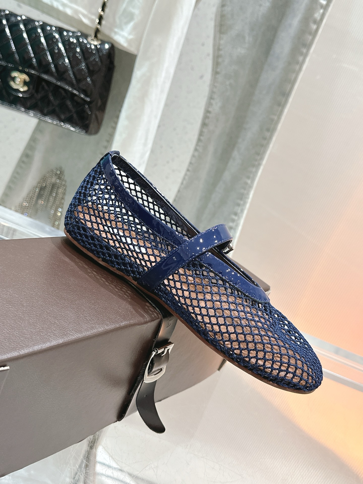 NO:416454,Alaiya's new retro products, hollow mesh Mary Jane shoes, ballet shoes, full of girlish style, modern and retro flavor, very simple and atmospheric. Whether it is a skirt, dress or jeans, it can be the finishing touch!  Go material The fabric is made of original custom material Imported mixed-bred sheepskin Original mold opening custom anti-slip large sole Size 35-39 [40.41 Customized], Mary Jane, mary jane, skirts, jeans, sheepskin19860909阿莱亚新品复古 镂空网面玛丽珍鞋芭蕾舞鞋 满满的少女风 既摩登又复古的味道 非常的简约大气 不管是半身裙 连衣裙还是牛仔裤 它都能成为点睛之笔！ Go 材质 面料采用原版定制材质 内里进口混种羊皮 原版开模定制防滑大底 尺码35-39 [40.41定制],玛丽珍,mary jane,skirts,jeans,sheepskin,Women's Shoes