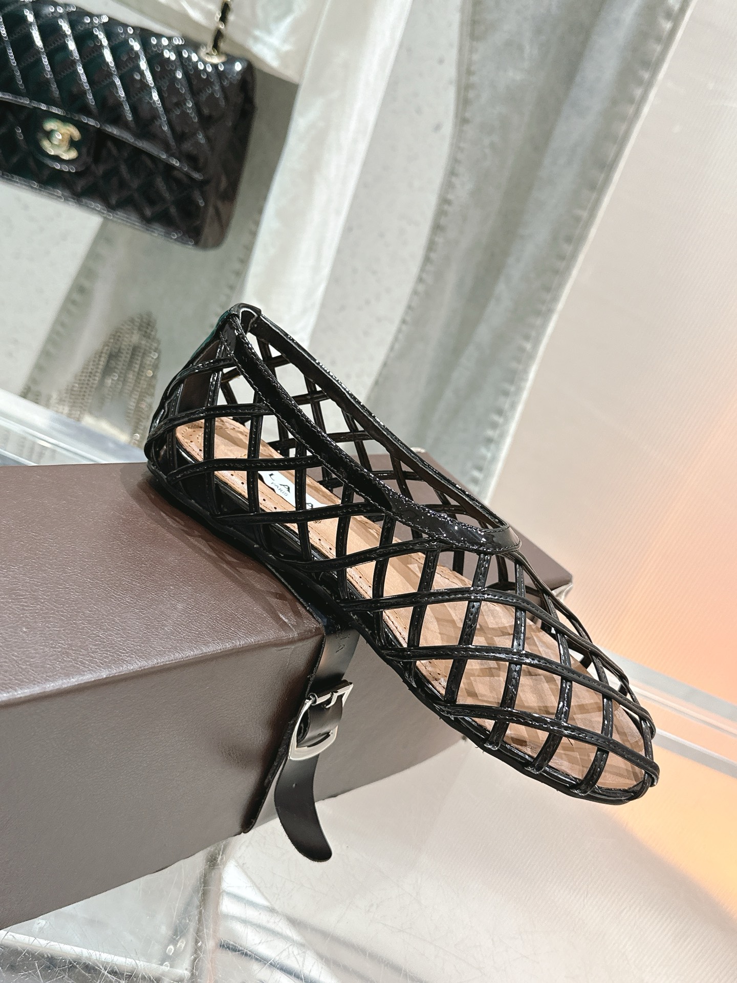 NO:416421,Alaiya's new retro products, hollowed-out cowhide Mary Jane shoes and ballet shoes, full of girlish style, modern and retro flavor, very simple and atmospheric. Whether it is a skirt, dress or jeans, it can be the finishing touch!  Go material The fabric is made of original custom material Imported mixed-bred sheepskin in the inner lining Original mold custom anti-slip large sole Size 35-39 [40.41 custom] Standard original belt box packaging box, Mary Jane, mary jane, skirts, jeans, cowhide, sheepskin19860909阿莱亚新品复古 镂空牛皮面玛丽珍鞋芭蕾舞鞋 满满的少女风 既摩登又复古的味道 非常的简约大气 不管是半身裙 连衣裙还是牛仔裤 它都能成为点睛之笔！ Go 材质 面料采用原版定制材质 内里进口混种羊皮 原版开模定制防滑大底 尺码35-39 [40.41定制] 标配原版皮带箱包装盒,玛丽珍,mary jane,skirts,jeans,cowhide,sheepskin,Women's Shoes