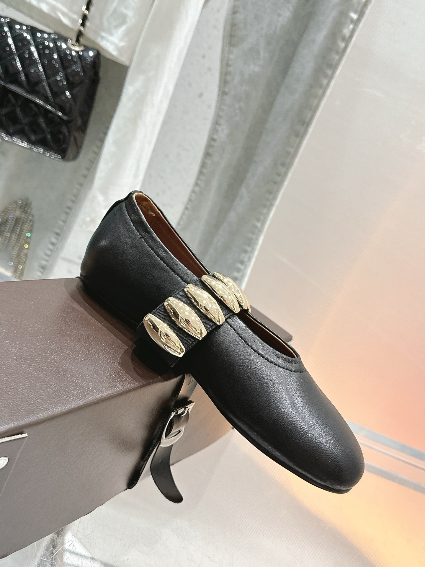 NO:416410,Alaiya's new retro products, hollowed-out cowhide Mary Jane shoes and ballet shoes, full of girlish style, modern and retro flavor, very simple and atmospheric. Whether it is a skirt, dress or jeans, it can be the finishing touch!  Go material The fabric is made of original custom material Imported mixed-bred sheepskin in the inner lining Original mold custom anti-slip large sole Size 35-39 [40.41 custom] Standard original belt box packaging box, Mary Jane, mary jane, skirts, jeans, cowhide, sheepskin19860909阿莱亚新品复古 镂空牛皮面玛丽珍鞋芭蕾舞鞋 满满的少女风 既摩登又复古的味道 非常的简约大气 不管是半身裙 连衣裙还是牛仔裤 它都能成为点睛之笔！ Go 材质 面料采用原版定制材质 内里进口混种羊皮 原版开模定制防滑大底 尺码35-39 [40.41定制] 标配原版皮带箱包装盒,玛丽珍,mary jane,skirts,jeans,cowhide,sheepskin,Women's Shoes