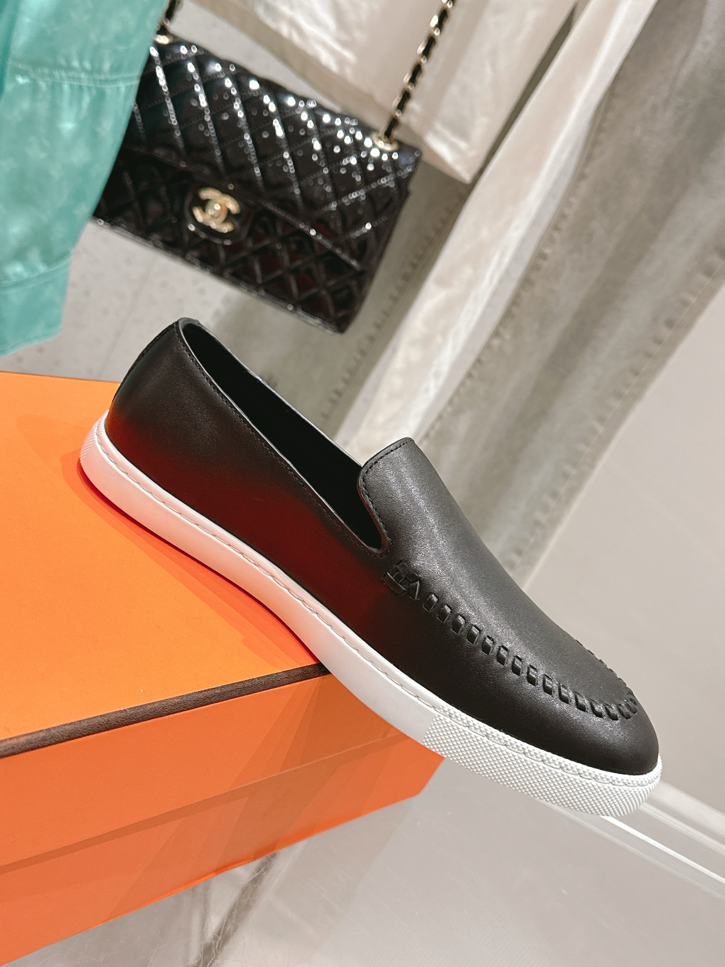 NO:544803,Women's/Men's Couple Model H's latest classic loafers!  The lasted boots + British retro design, classic and beautiful!  The original inverted mold last is the ultimate 1:1 shape, and imported high-end cowhide/reverse fleece fabric presents a delicate texture!  Customized A-level high-definition private mold bottom with luxurious packaging!  Top 35-44 [customized female 40.41/male 45], loafers, loafers, boots, cowhide19860909女款/男款 情侣款H家最新经典乐福鞋！经楦靴型+英伦复古设计,经典耐看！原版倒模楦型,极致1:1形体,进口高端牛皮/反绒面料呈现出精致质感！ 开模定制A级高密私模大底,奢华包装！ 顶级35-44 [定制女40.41/男45],乐福鞋,loafers,boots,cowhide,Women's Shoes