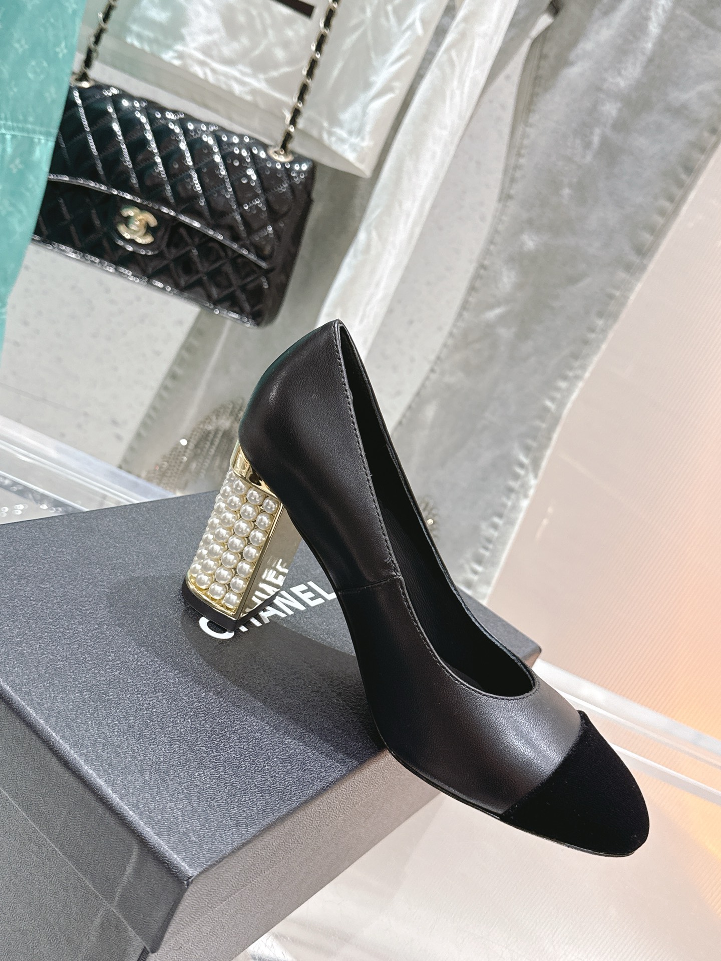 NO:562473,Top quality pearl and Mary Jane shoes. The counter catwalk style is absolutely too handsome. This season's most popular style, the texture is very soft and comfortable and does not jam the feet. Classic logo double C pearl buckle, super fashionable. Original imported silk sheepskin material. Original private film leather outsole. Optional heel height 2cm, 6cm, 8cm. Size 34-42 [34.40.41.42 custom-made], high-heeled shoes, mary jane, high  heels,sheepskin,leather soles19860909顶级品质珍珠跟玛丽珍单鞋 专柜走秀款绝对太帅了 这一季最热门的款式,质感非常柔软舒适不卡脚. 经典的logo双C珍珠扣搭配,超级时尚 原版进口丝绸羊皮材料 原版私膜真皮大底 可选跟高2cm、6cm、8cm 尺码34-42 [34.40.41.42定做],高跟鞋单鞋,mary jane,high heels,sheepskin,Leather soles,Women's Shoes