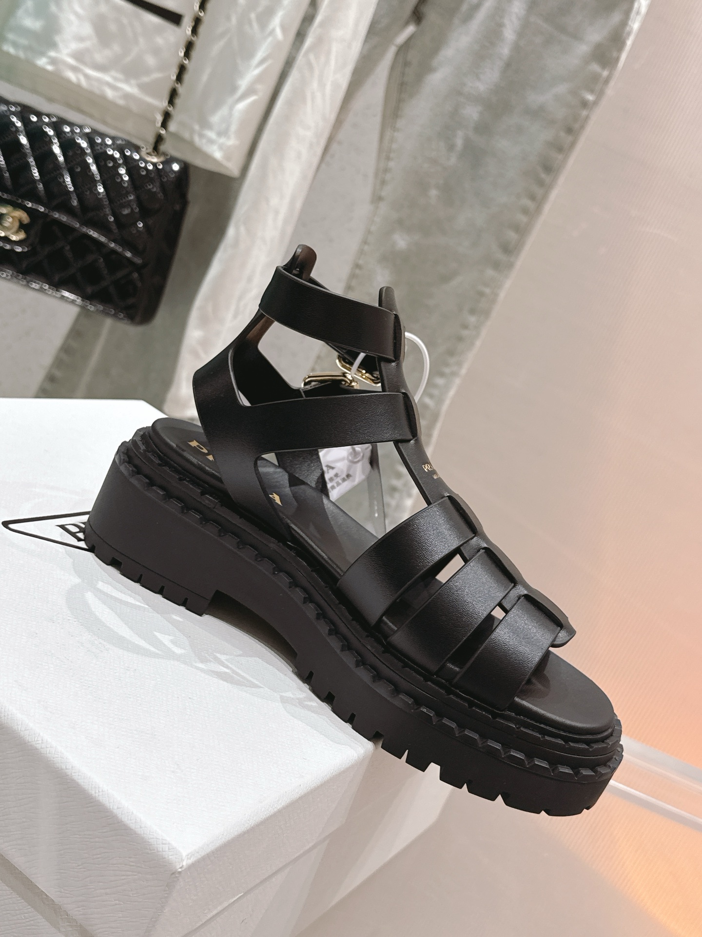 NO:890968,Top classic sandals Original triangle logo cross thick-soled beach shoes Ultra-light invincible light sandals join the summer camp Cross strap design saves many shoe styles Not picky at all Makes you wear the same style Customized imported soft film oil edge technology Tire embossed raw rubber ultra-light TPU sole Leather welt combination design Heel height 5cm size35-41 [40.41 customization], sandals, sandals19860909顶级经典凉鞋 原版三角标交叉厚底沙滩鞋 超轻无敌轻凉鞋加入夏日阵营 交叉带的设计拯救不少鞋型 一点都不挑人 穿上一样的洋气 定制进口柔软胶片油边工艺 轮胎凸纹生胶超轻tpu底 真皮沿条组合设计 跟高5cm size35-41 [40.41定制],凉鞋,sandals,Women's Shoes
