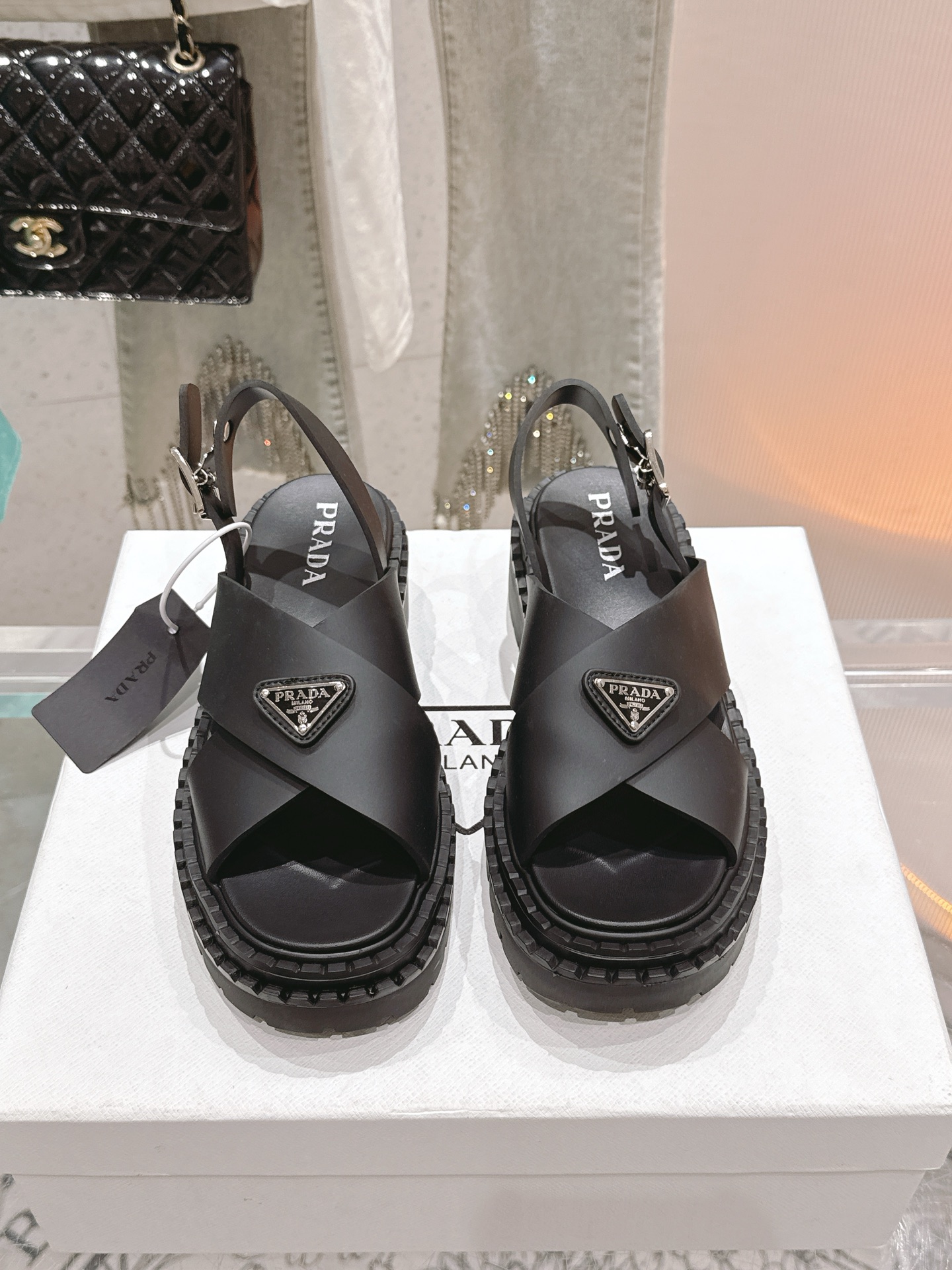 NO:445673,Top classic sandals Original triangle cross-soled beach shoes Ultra-light invincible light sandals join the summer camp The cross-band design saves many shoe shapes, not picky at all, wear the same fashionable style Original soft film custom material Tire embossed raw rubber ultra-light tpu sole Imported leather edge strip combination design size35-41 [40.41 customization], sandals, sandals19860909顶级经典凉鞋 原版三角标交叉厚底沙滩鞋 超轻无敌轻凉鞋加入夏日阵营 交叉带的设计拯救不少鞋型 一点都不挑人 穿上一样的洋气 原版柔软胶片定制材质 轮胎凸纹生胶超轻tpu底 进口真皮沿条组合设计 size35-41 [40.41定制],凉鞋,sandals,Women's Shoes