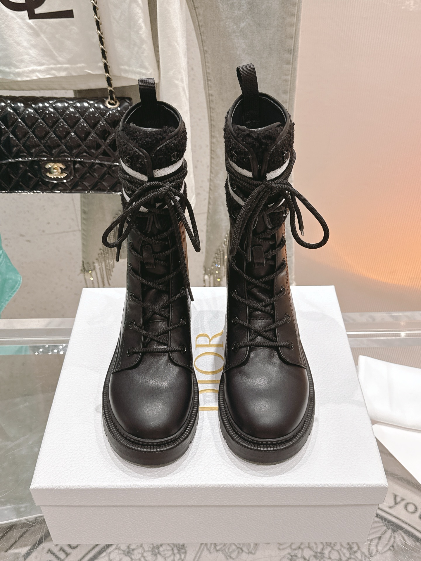 NO:544811,Pili/Mauri Highest version [Mauri/Pili] New autumn and winter catwalk Martin boots Original disassembly development details are perfect. The new leather buckle is exquisite texture and details of the boots. Ingeniously matched with diverse colors to highlight the trendy and avant-garde style. Handsome and stylish, and sporty and fashionable style. Fabric: Original custom cowhide Inner: Cowhide/full wool lining pad Two options Out sole: Original open mold rubber non-slip bottom Size: 35-40 [40.41 custom], boots, boots, cowhide19860909皮里/毛里 最高版本 [毛里/皮里] 秋冬走秀新款 马丁靴 原版拆解开发细节完美 全新皮饰扣以靴精致纹理细节 匠心搭配多样色彩 彰显潮流前卫风格 帅气有型 焕发运动时尚型格. 面料:原版定制牛皮 内里:牛皮/全羊毛里垫 两种选择 大底:原版开模橡胶防滑底 Size:35-40 [40.41定制],靴子,boots,cowhide,Women's Shoes