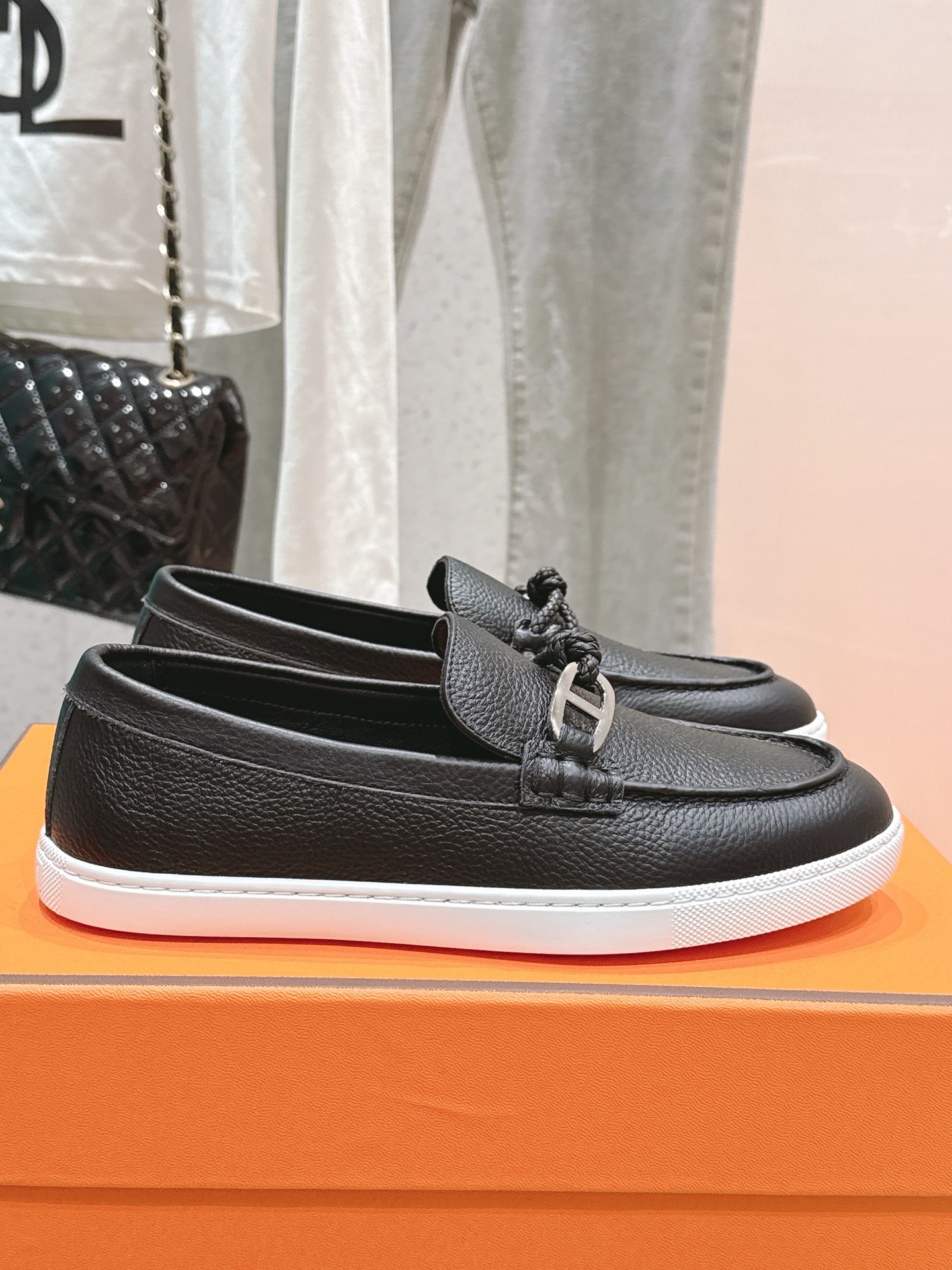 NO:544789,Women's/Men's Couple Model H's latest classic loafers!  The lasted boots + British retro design, classic and beautiful!  The original inverted mold last is the ultimate 1:1 shape, and imported high-end fabrics show a delicate texture!  Customized A-level high-definition private mold bottom with luxurious packaging!  Top 35-44 [Can be determined for women 40.41/men 45], loafers, loafers, boots19860909女款/男款 情侣款H家最新经典乐福鞋！经楦靴型+英伦复古设计,经典耐看！原版倒模楦型,极致1:1形体,进口高端面料呈现出精致质感！ 开模定制A级高密私模大底,奢华包装！ 顶级35-44 [可定女40.41/男45],乐福鞋,loafers,boots,Women's Shoes