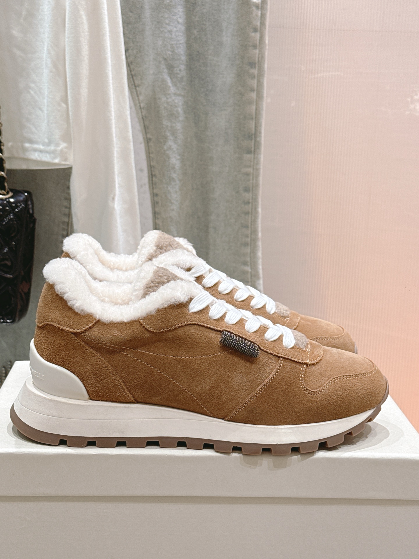 NO:462810,* Top quality BC foreign trade hottest loafer series latest running model. Autumn and winter wool sneakers new products are retro and fashionable. Simple style and BC classic bead chain decoration, simple and exquisite and low-key!  The feet feel light and the height-enhancing effect is also good!  Imported original beef reverse fleece fabric Top-grade material lamb wool mat Original Meinui anti-slip sole size 35-42 [35.40.41.42 Customized], casual shoes/sports shoes fur shoes, loafers, sneakers19860909* 顶级品质BC 外贸爆款 乐福鞋系列最新跑量款.秋冬款羊毛运动鞋新品复古又时髦 简单的版型搭配bc经典珠链装饰,简约精致又低调！脚感轻盈,增高效果也不错！ 进口原版牛反绒面料 顶级材料羊羔毛里垫 原版美耐防滑底 size 35-42 [35.40.41.42定制],休闲鞋/运动鞋毛毛鞋,loafers,sneakers,Women's Shoes