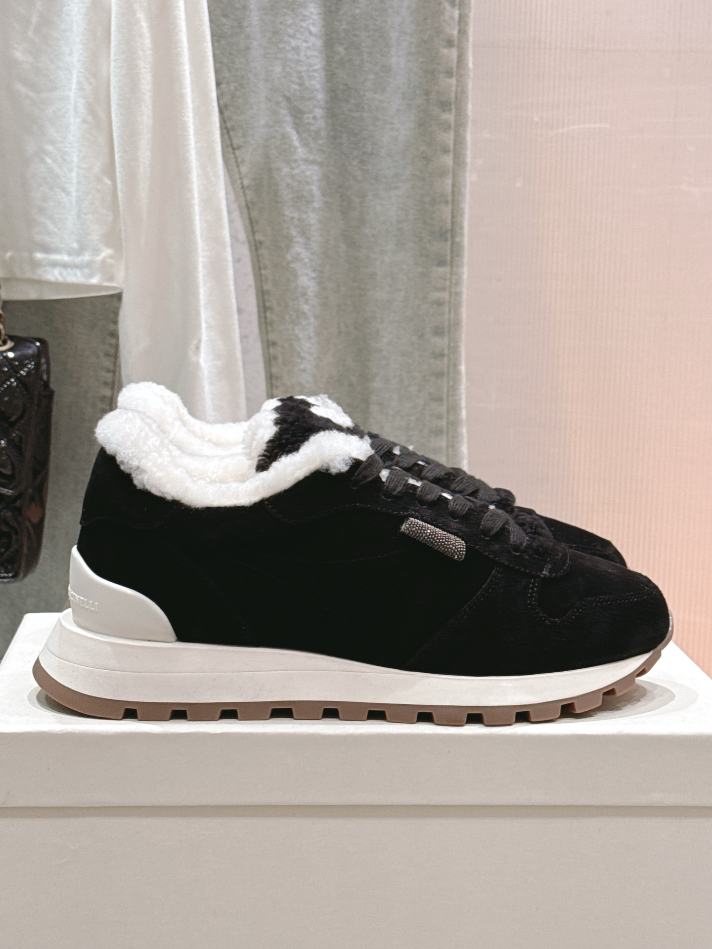 NO:462818,* Top quality BC foreign trade hottest loafer series latest running model. Autumn and winter wool sneakers new products are retro and fashionable. Simple style and BC classic bead chain decoration, simple and exquisite and low-key!  The feet feel light and the height-enhancing effect is also good!  Imported original beef reverse fleece fabric Top-grade material lamb wool mat Original Meinuan anti-slip sole size 35-41 [35.40.41 customization], casual shoes/sports shoes fur shoes, loafers, sneakers19860909* 顶级品质BC 外贸爆款 乐福鞋系列最新跑量款.秋冬款羊毛运动鞋新品复古又时髦 简单的版型搭配bc经典珠链装饰,简约精致又低调！脚感轻盈,增高效果也不错！ 进口原版牛反绒面料 顶级材料羊羔毛里垫 原版美耐防滑底 size 35-41 [35.40.41定制],休闲鞋/运动鞋毛毛鞋,loafers,sneakers,Women's Shoes