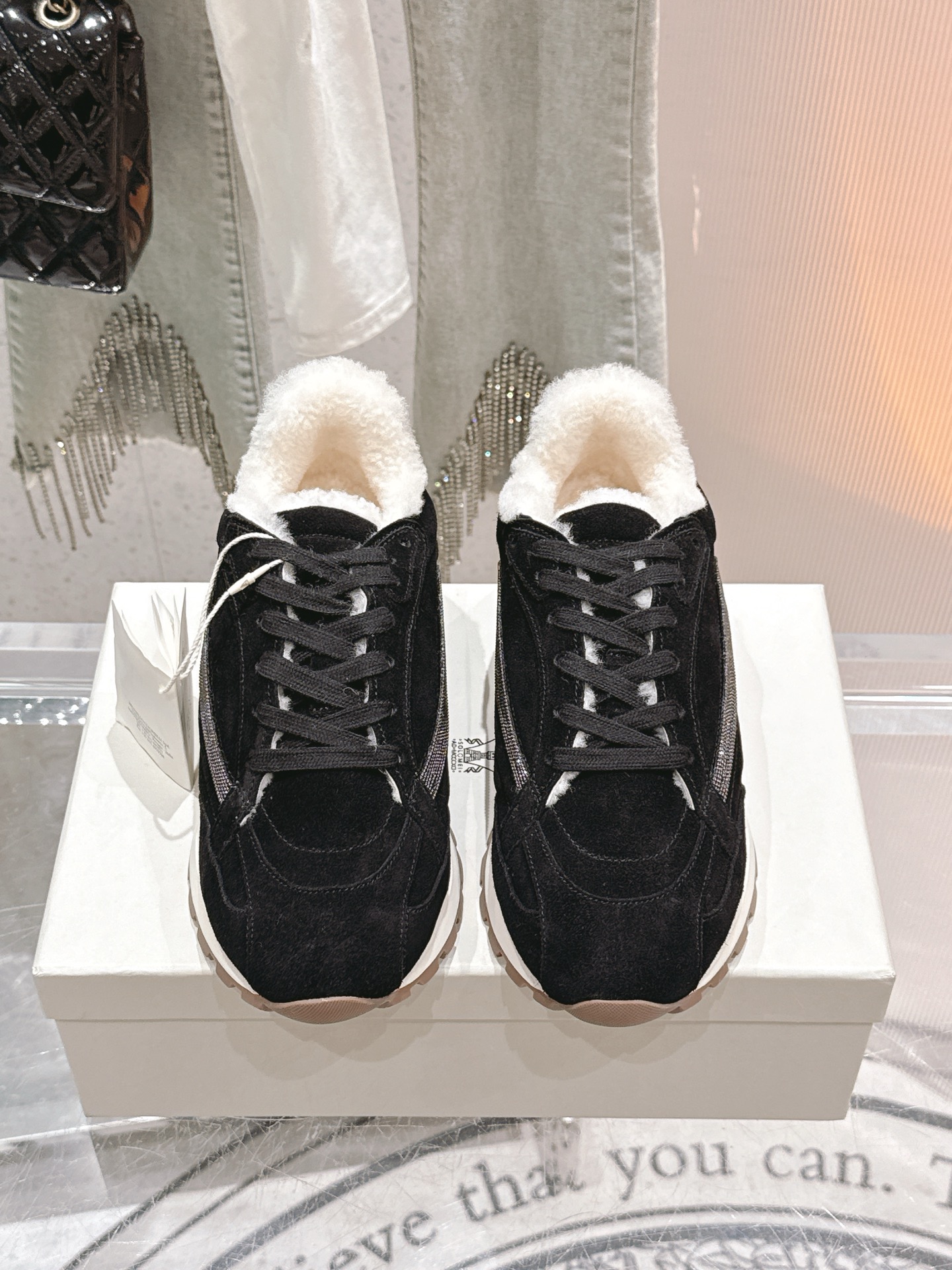 NO:462802,* Top quality BC foreign trade hottest loafer series latest running model. Autumn and winter wool sneakers new products are retro and fashionable. Simple style and BC classic bead chain decoration, simple and exquisite and low-key!  The feet feel light and the height-enhancing effect is also good!  Imported original beef reverse fleece fabric Top-grade material lamb wool mat Original Meinuan anti-slip sole size 35-41 [35.40.41 customization], casual shoes/sports shoes fur shoes, loafers, sneakers19860909* 顶级品质BC 外贸爆款 乐福鞋系列最新跑量款.秋冬款羊毛运动鞋新品复古又时髦 简单的版型搭配bc经典珠链装饰,简约精致又低调！脚感轻盈,增高效果也不错！ 进口原版牛反绒面料 顶级材料羊羔毛里垫 原版美耐防滑底 size 35-41 [35.40.41定制],休闲鞋/运动鞋毛毛鞋,loafers,sneakers,Women's Shoes