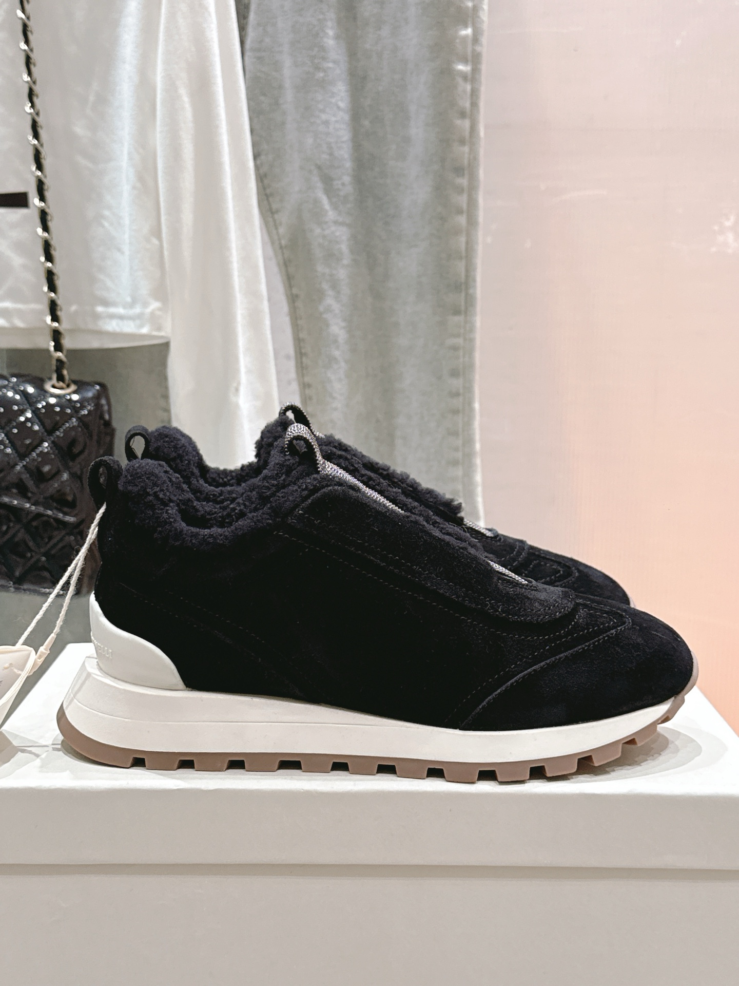 NO:462792,*The latest classic women's shoes series casual shoes and sports shoes, the foreign trade running volume is very comfortable and soft, and it is suitable for all seasons, long-term running volume!  Imported upper original beef reverse velvet material, comfortable and warm lamb fur inner foot pad, original rubber Meiruan anti-slip sole, size 35-42 [35.40.41.42 customized], casual shoes/sports shoes, sneakers19860909*顶级羊羔毛最新经典♀女鞋系列休闲鞋运动鞋,外贸跑量爆款脚感舒适柔软超级百,四季皆适宜,长期跑量款！ 鞋面进口原版牛反绒材料 舒适保暖羊羔毛内里垫脚 原版橡胶美耐防滑大底 尺码35-42 [35.40.41.42订做],休闲鞋/运动鞋毛毛鞋,sneakers,Women's Shoes